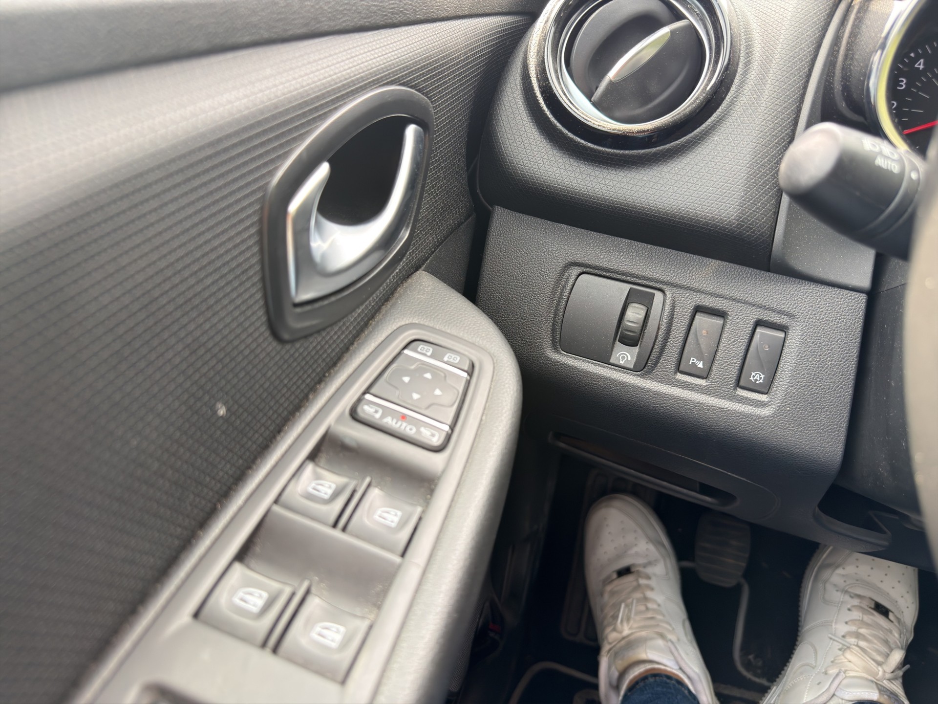 RENAULT Clio 0.9 12V Swiss Edition-image-9