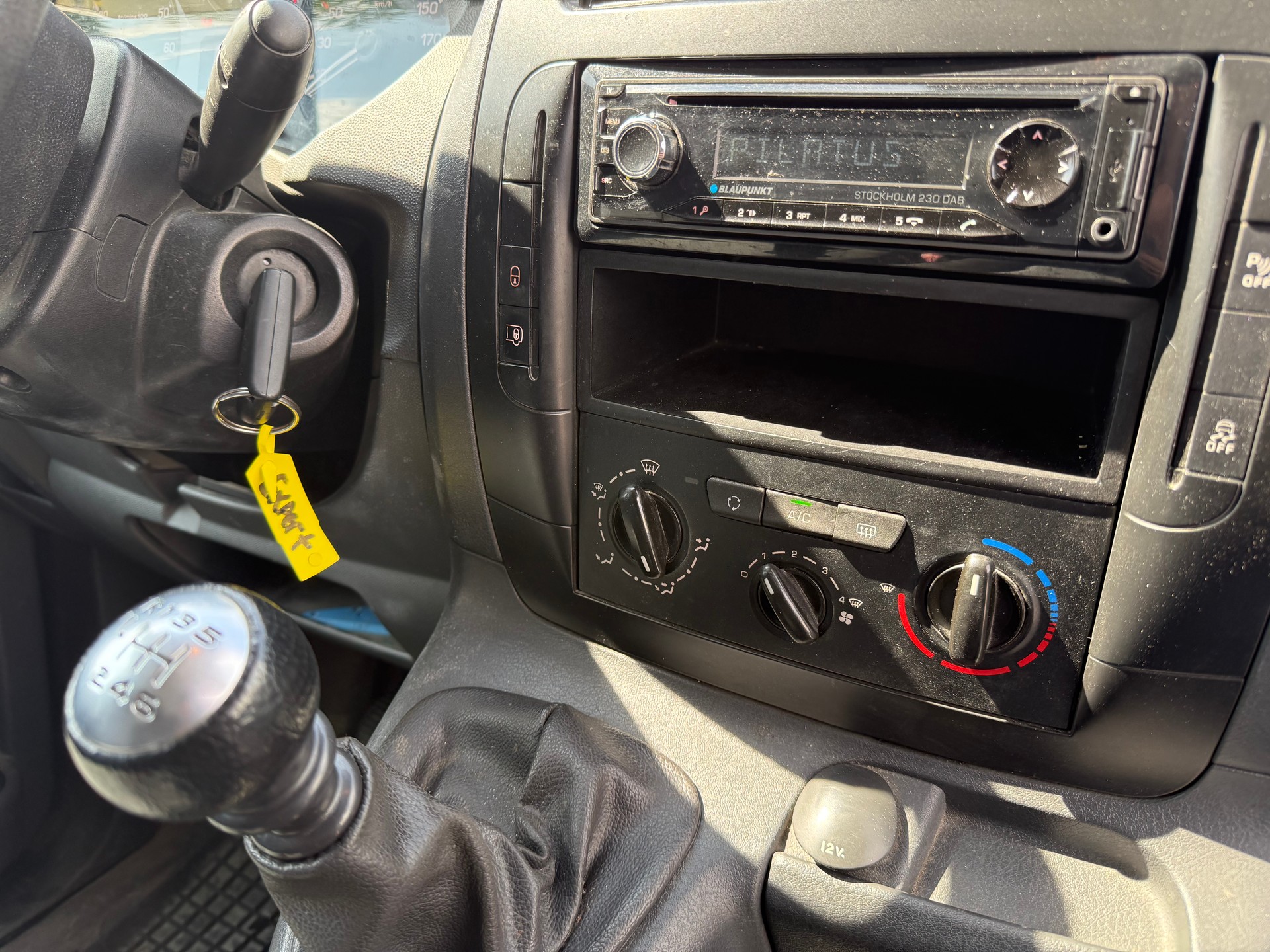 PEUGEOT Expert 2.0 HDi 229 L2H1-image-12