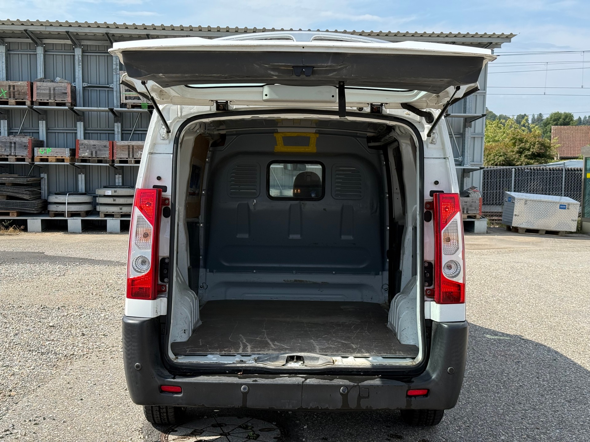PEUGEOT Expert 2.0 HDi 229 L2H1-image-8