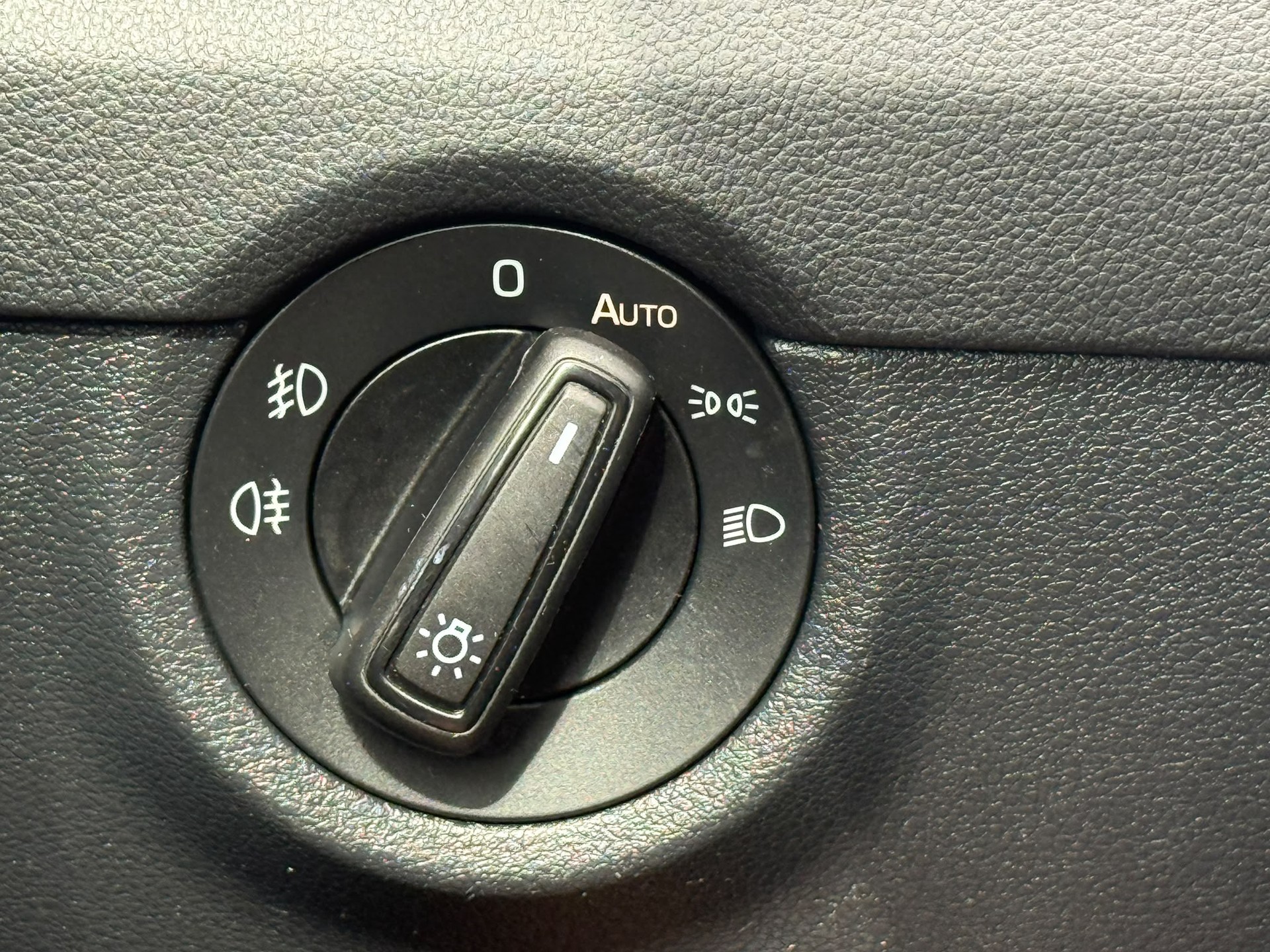 SKODA Octavia Combi 2.0 TDI 184 Ambition 4x4 DSG-image-16