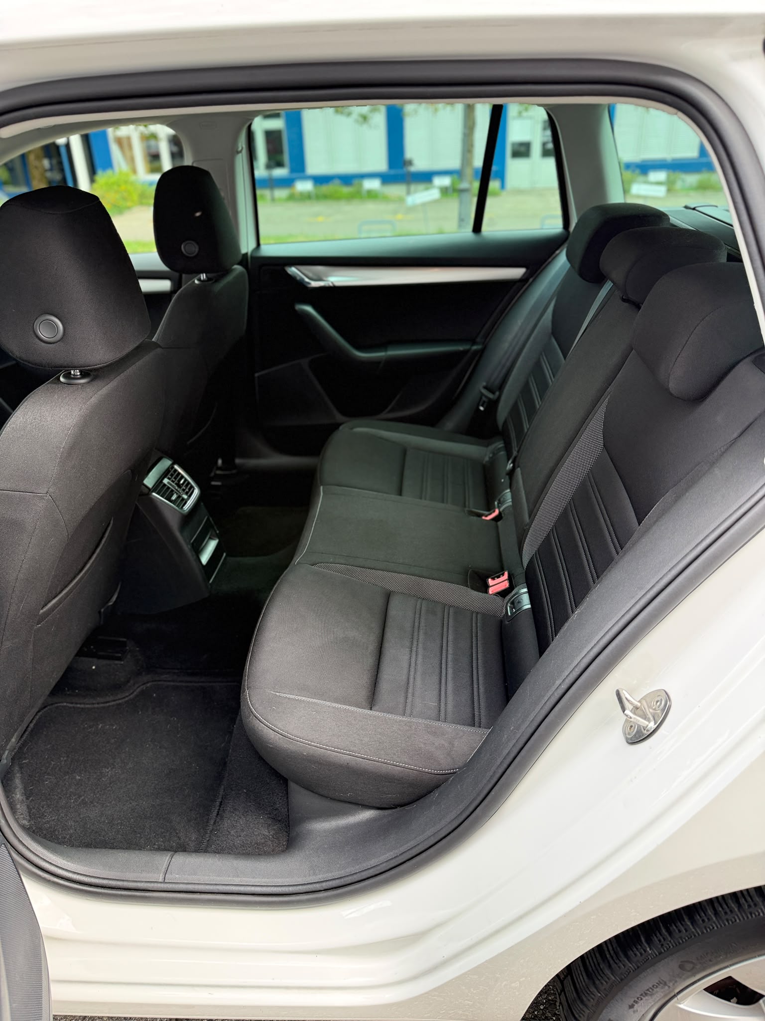 SKODA Octavia Combi 2.0 TDI 184 Ambition 4x4 DSG-image-9