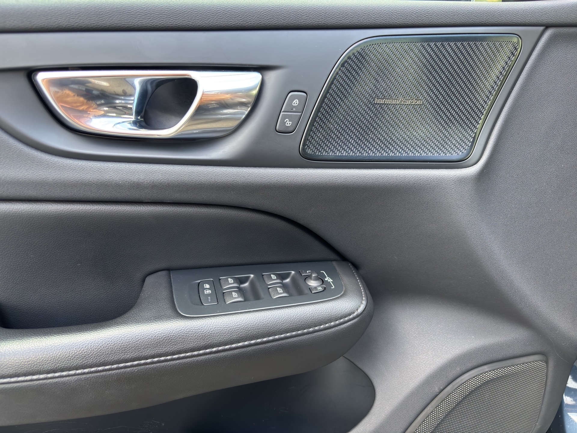 VOLVO V60 2.0 B3 Momentum-image-18