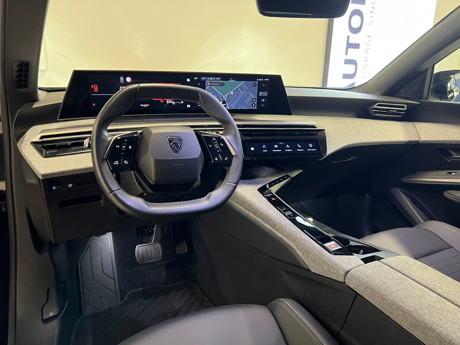 PEUGEOT 3008 1.2 Hybrid Allure-showroom-element-2