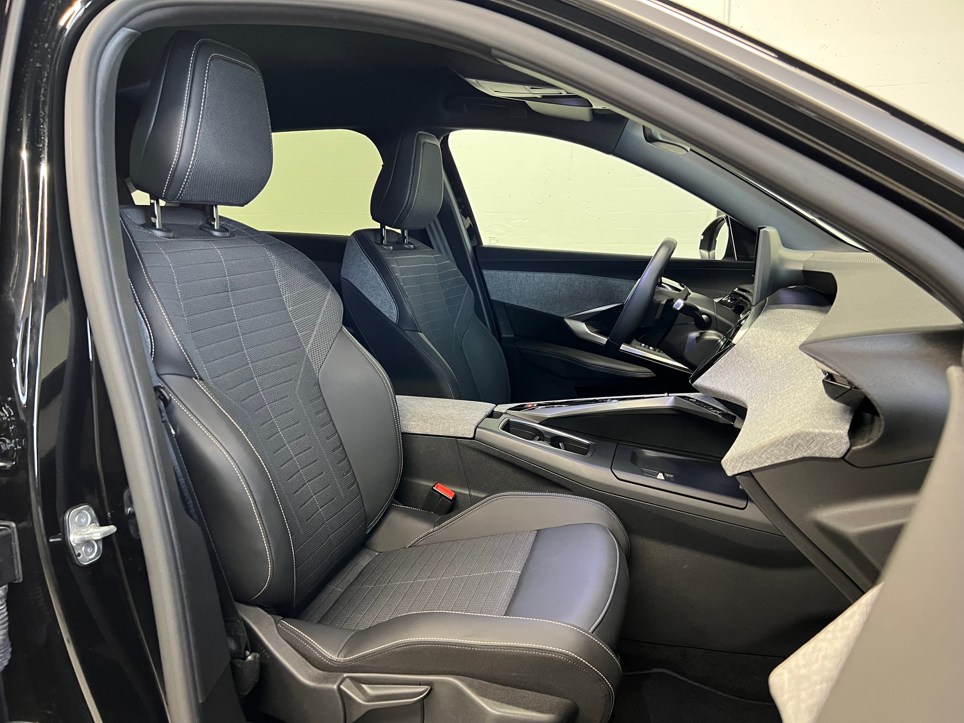 PEUGEOT 3008 1.2 Hybrid Allure-image-5