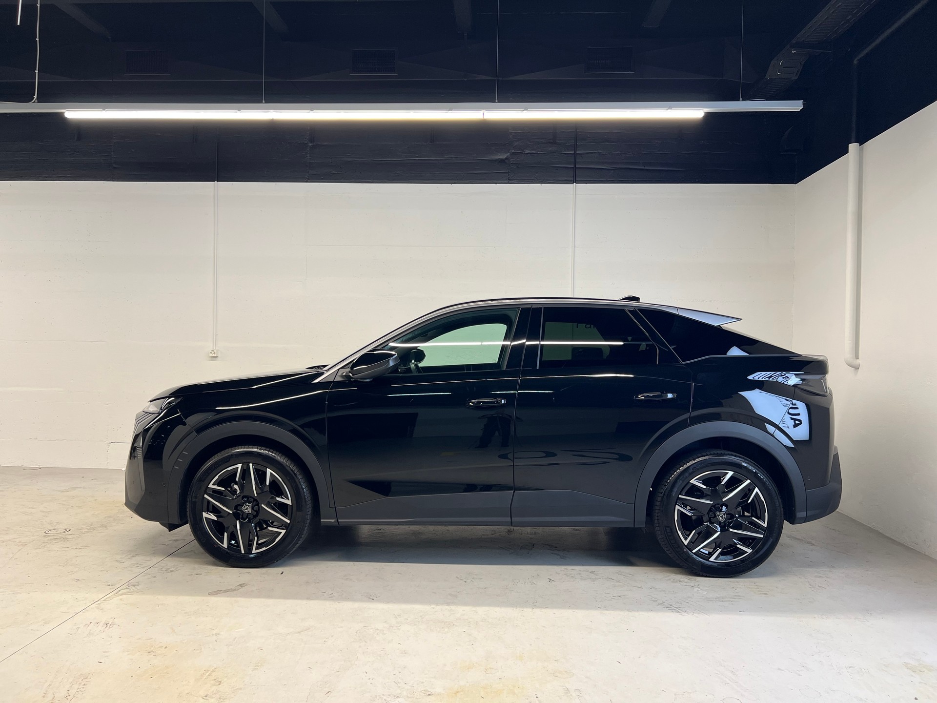 PEUGEOT 3008 1.2 Hybrid Allure-image-7