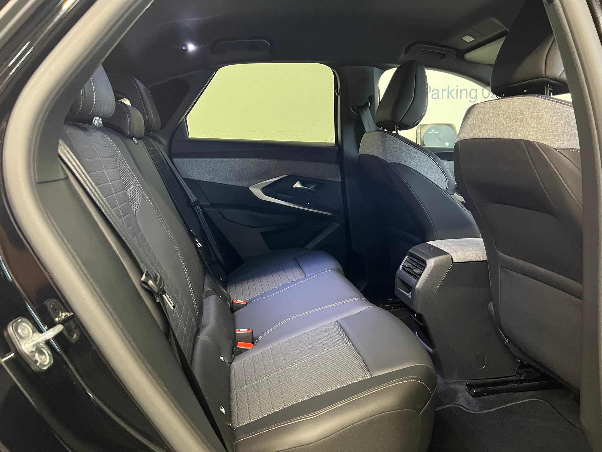 PEUGEOT 3008 1.2 Hybrid Allure-image-6