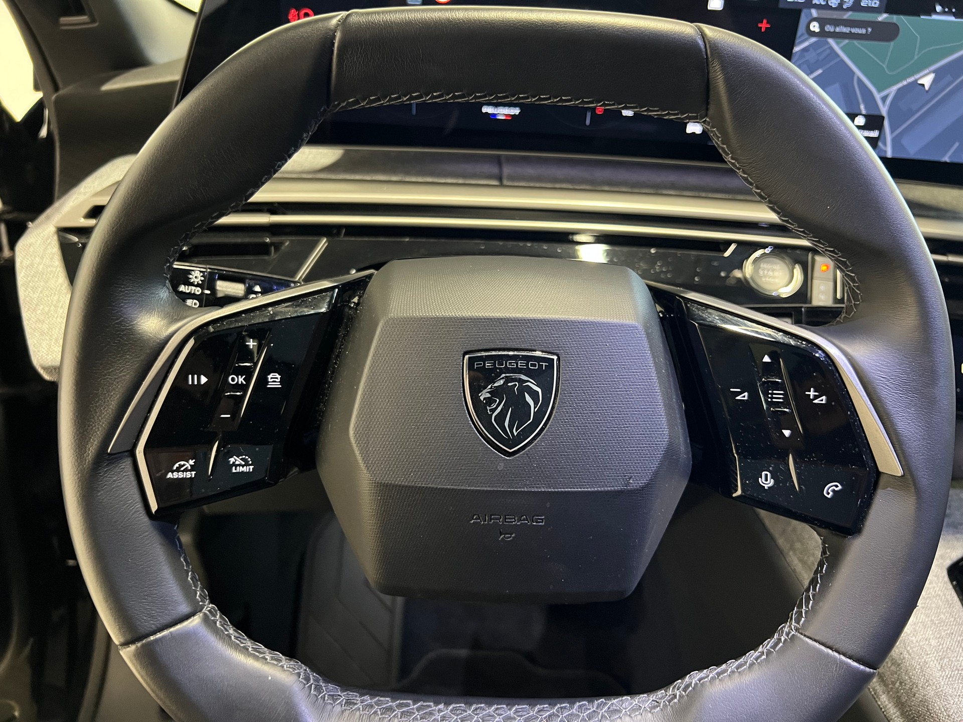 PEUGEOT 3008 1.2 Hybrid Allure-showroom-element-3