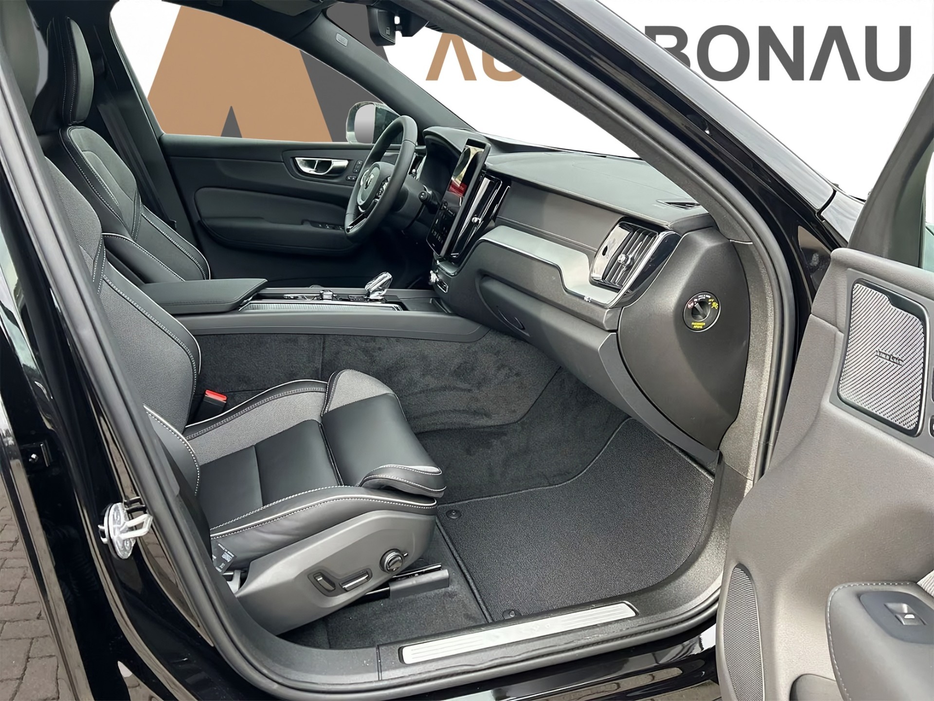 VOLVO XC60 T8 eAWD Plus Black Edition MY26-image-11