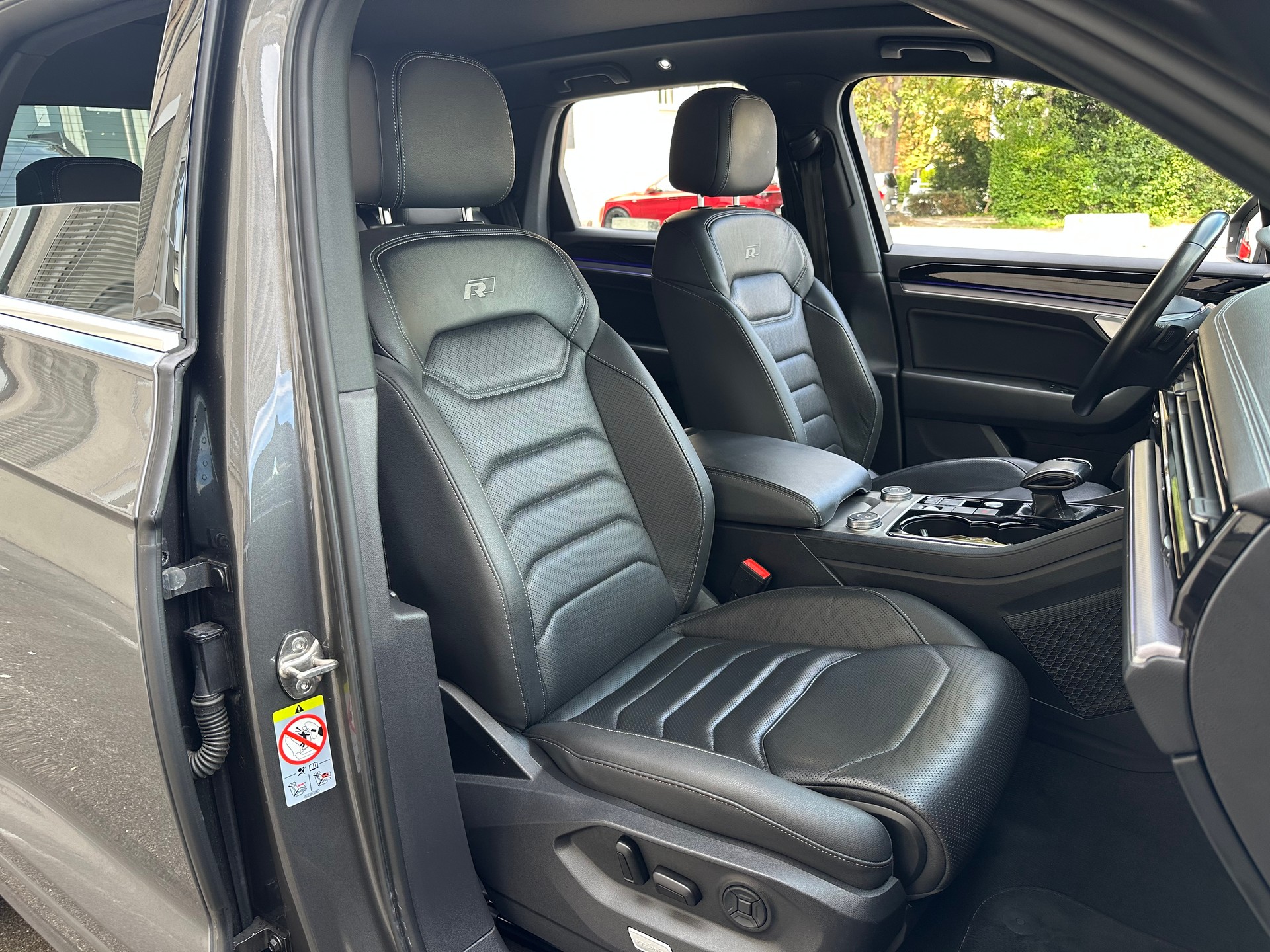 VW Touareg 3.0 TDI R Line Tiptronic-image-13