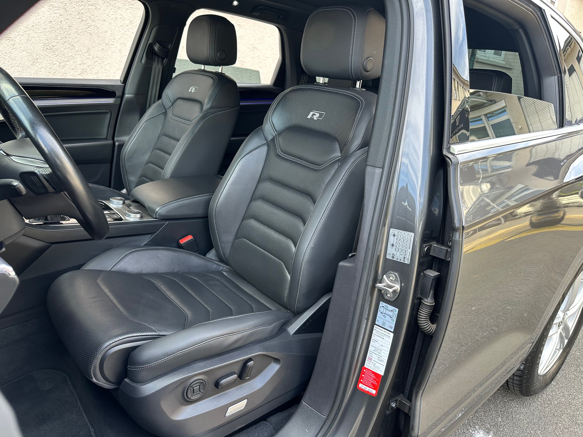VW Touareg 3.0 TDI R Line Tiptronic-image-12