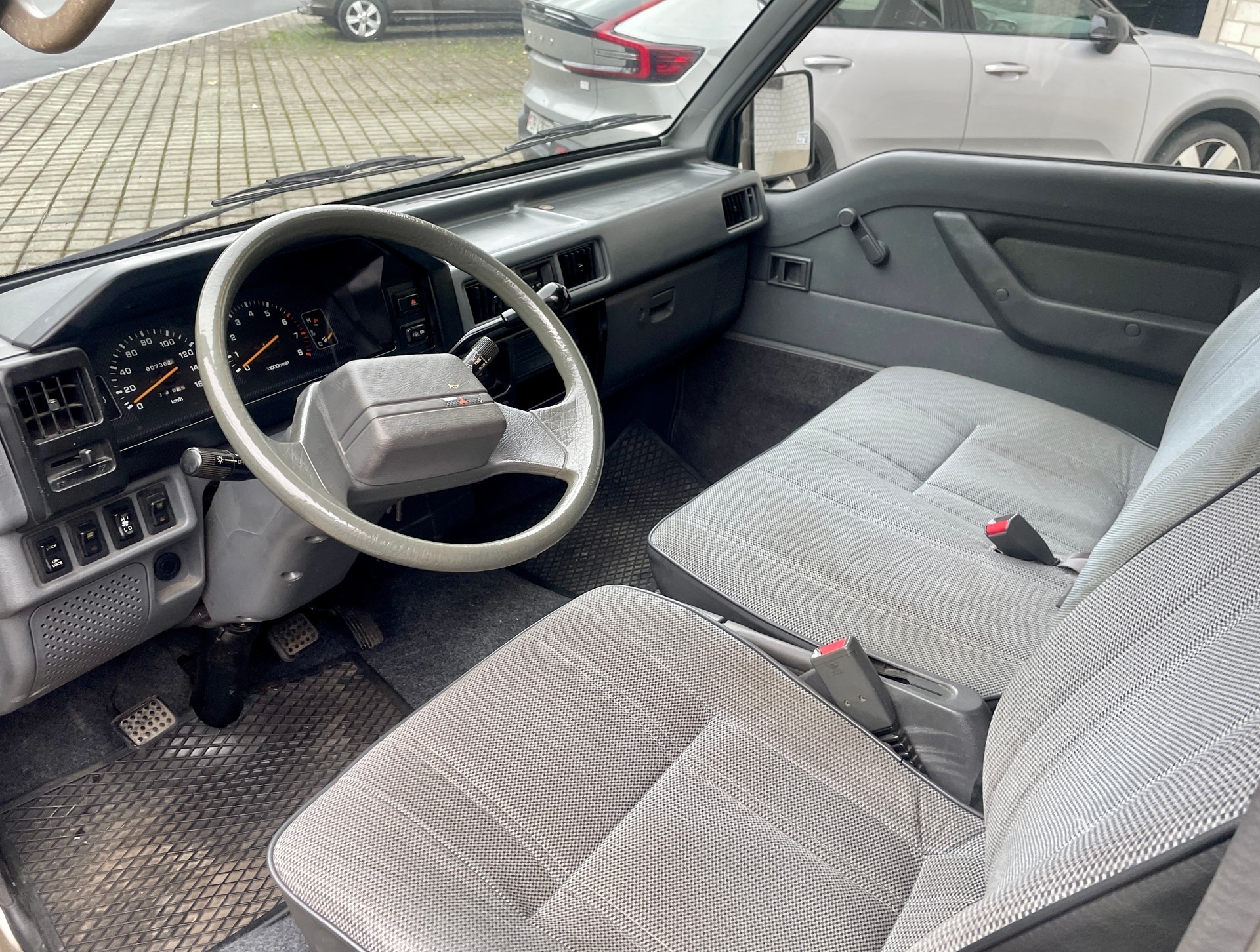 MITSUBISHI Veteranen Fahrzeug / Oldtimer / 9 Plätzer-image-3