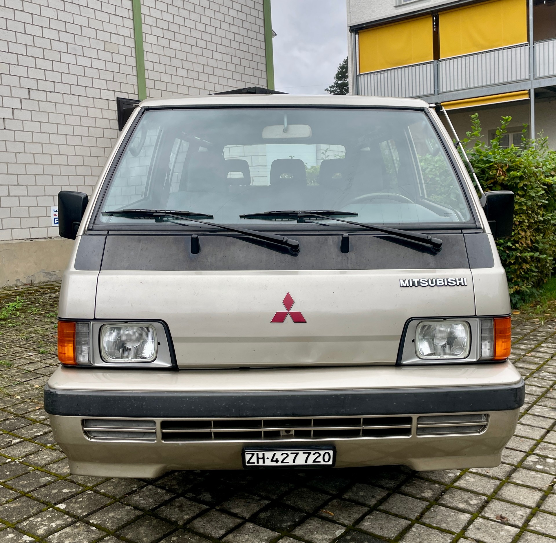 MITSUBISHI Veteranen Fahrzeug / Oldtimer / 9 Plätzer-image-1