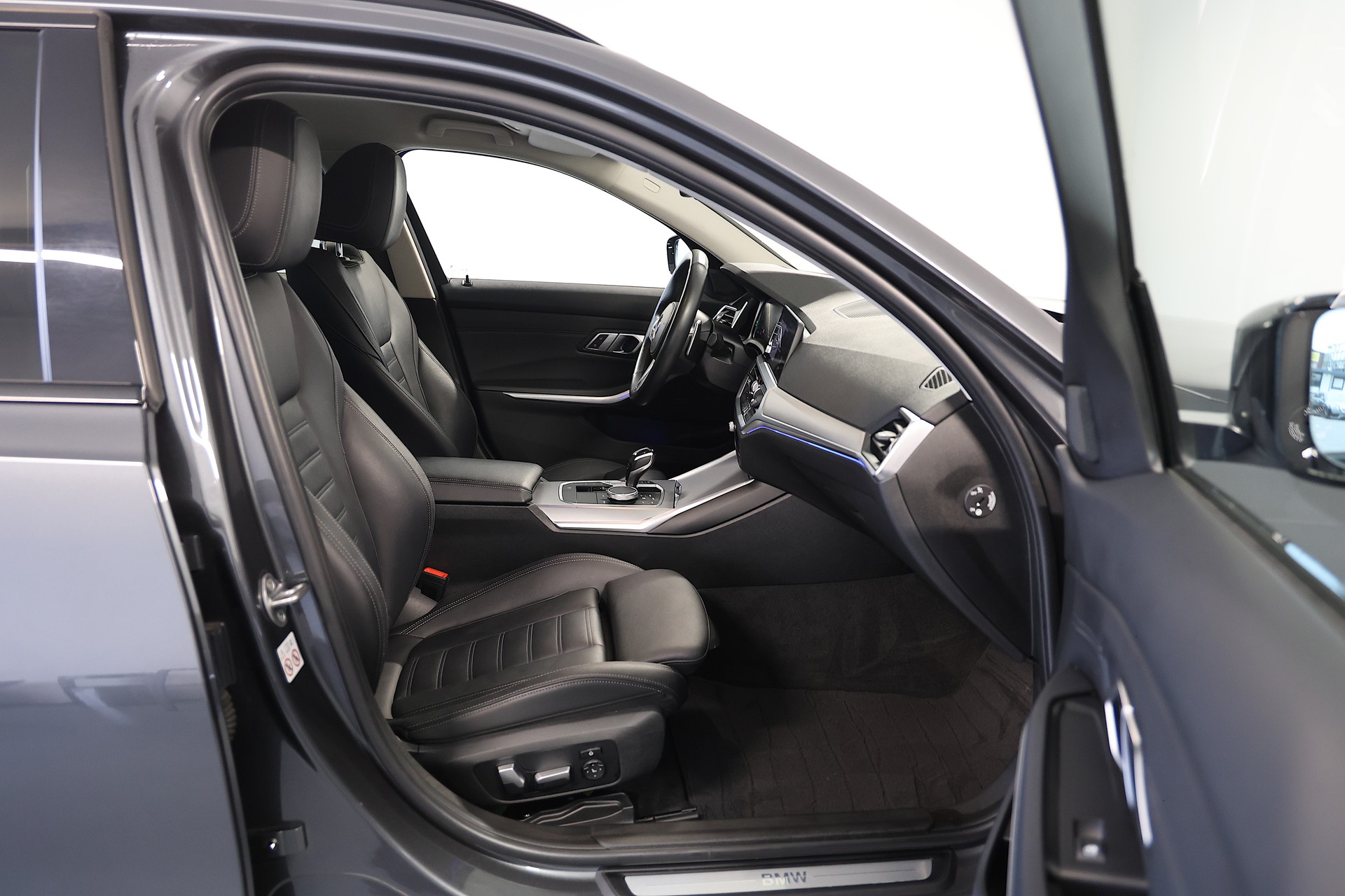 BMW 320d xDrive SAG Touring-image-11