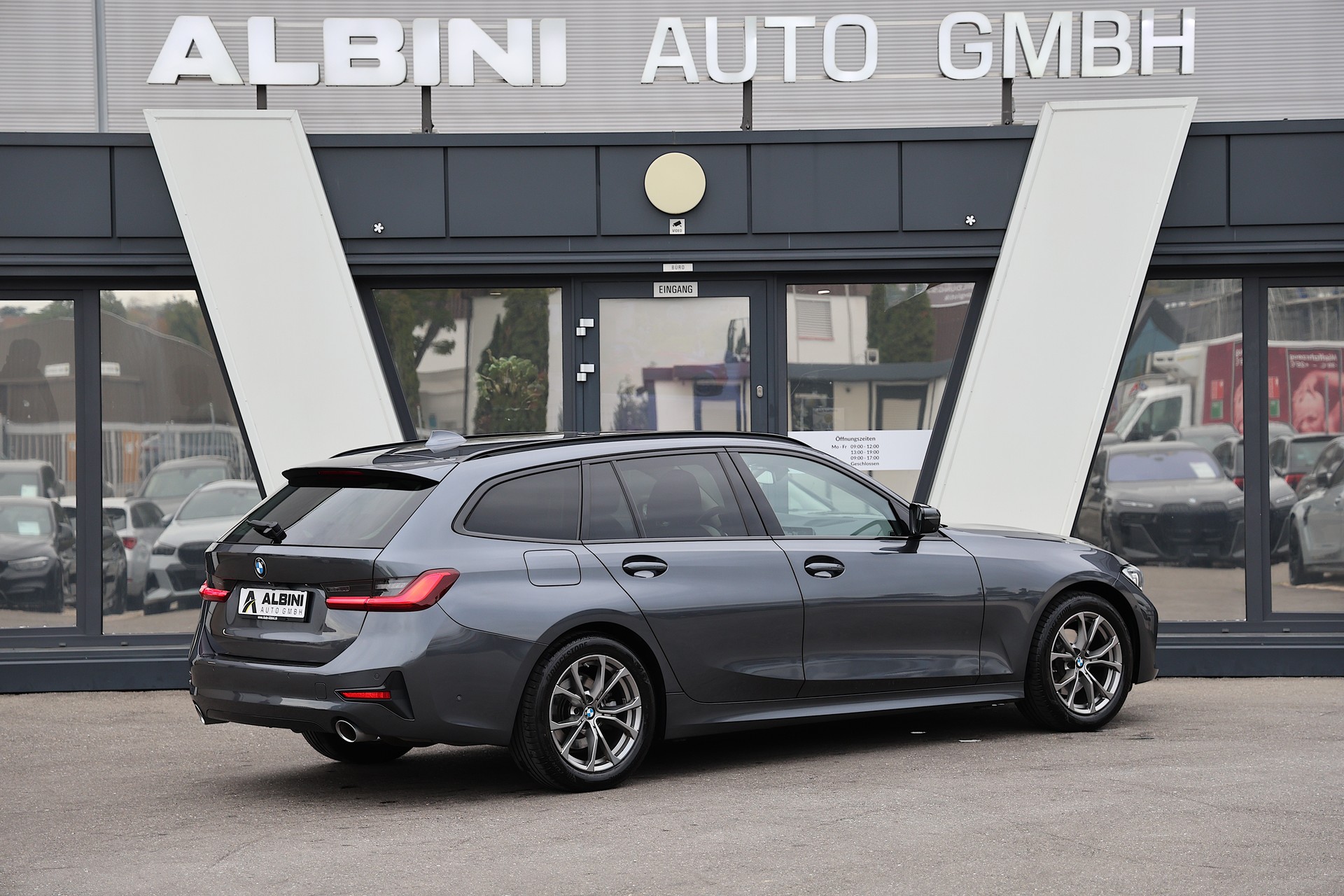 BMW 320d xDrive SAG Touring-image-2
