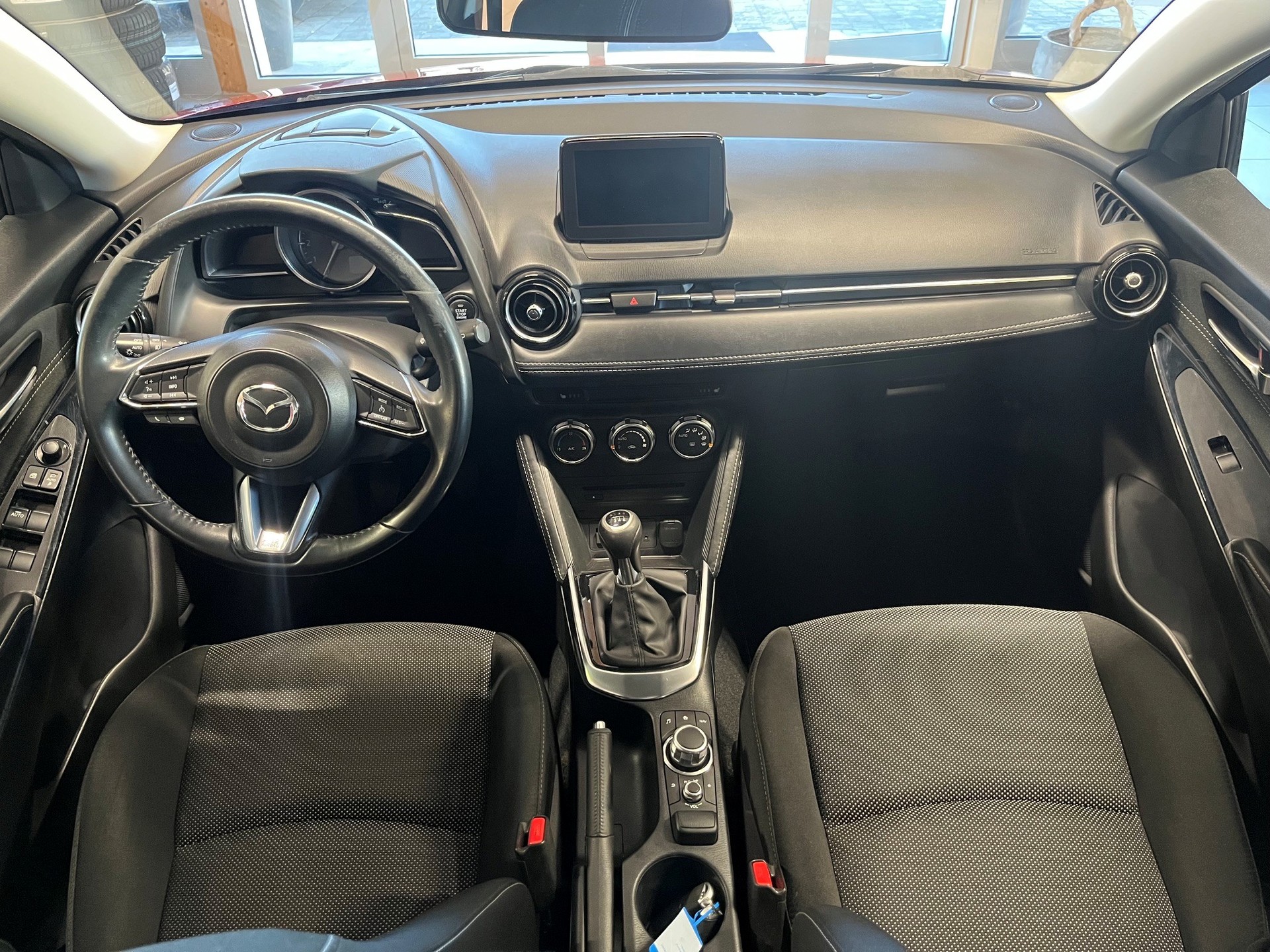 MAZDA 2 SKYACTIV-G 115 Revolution-image-8