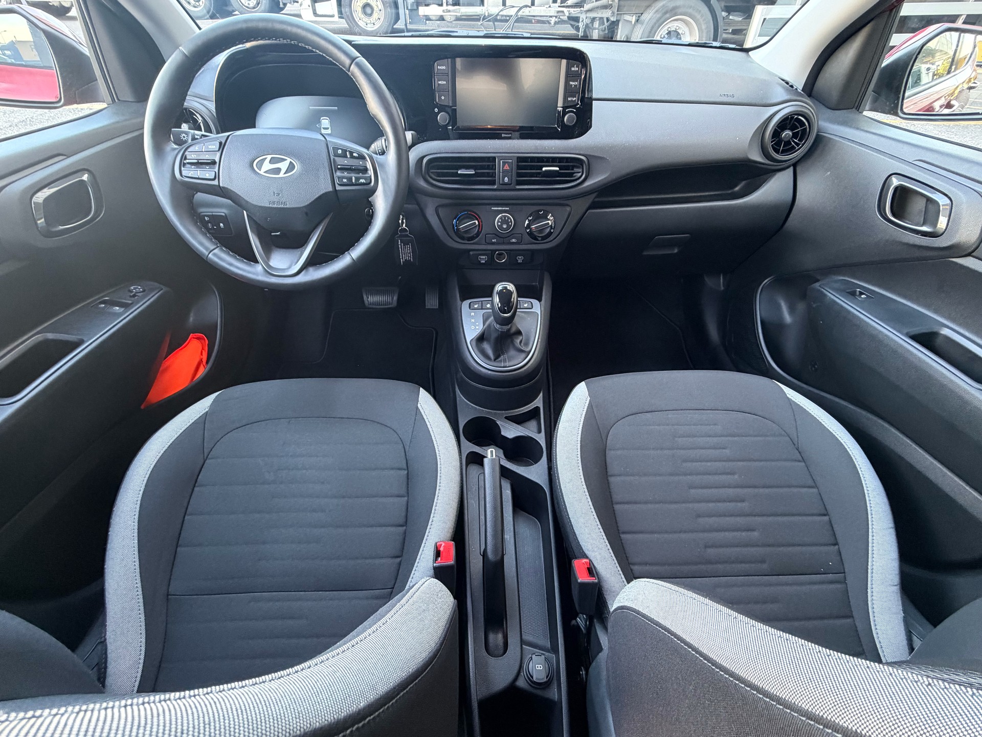 HYUNDAI i10 1.2 Amplia Automat-image-10