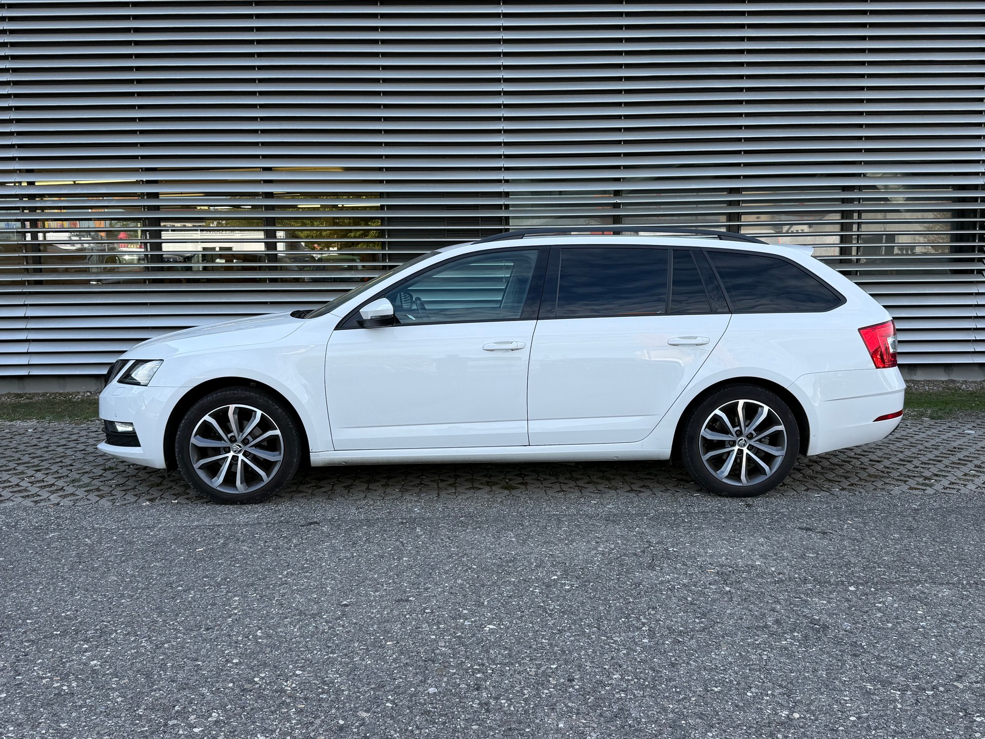 SKODA Octavia Combi 1.6 TDI Ambition-image-10