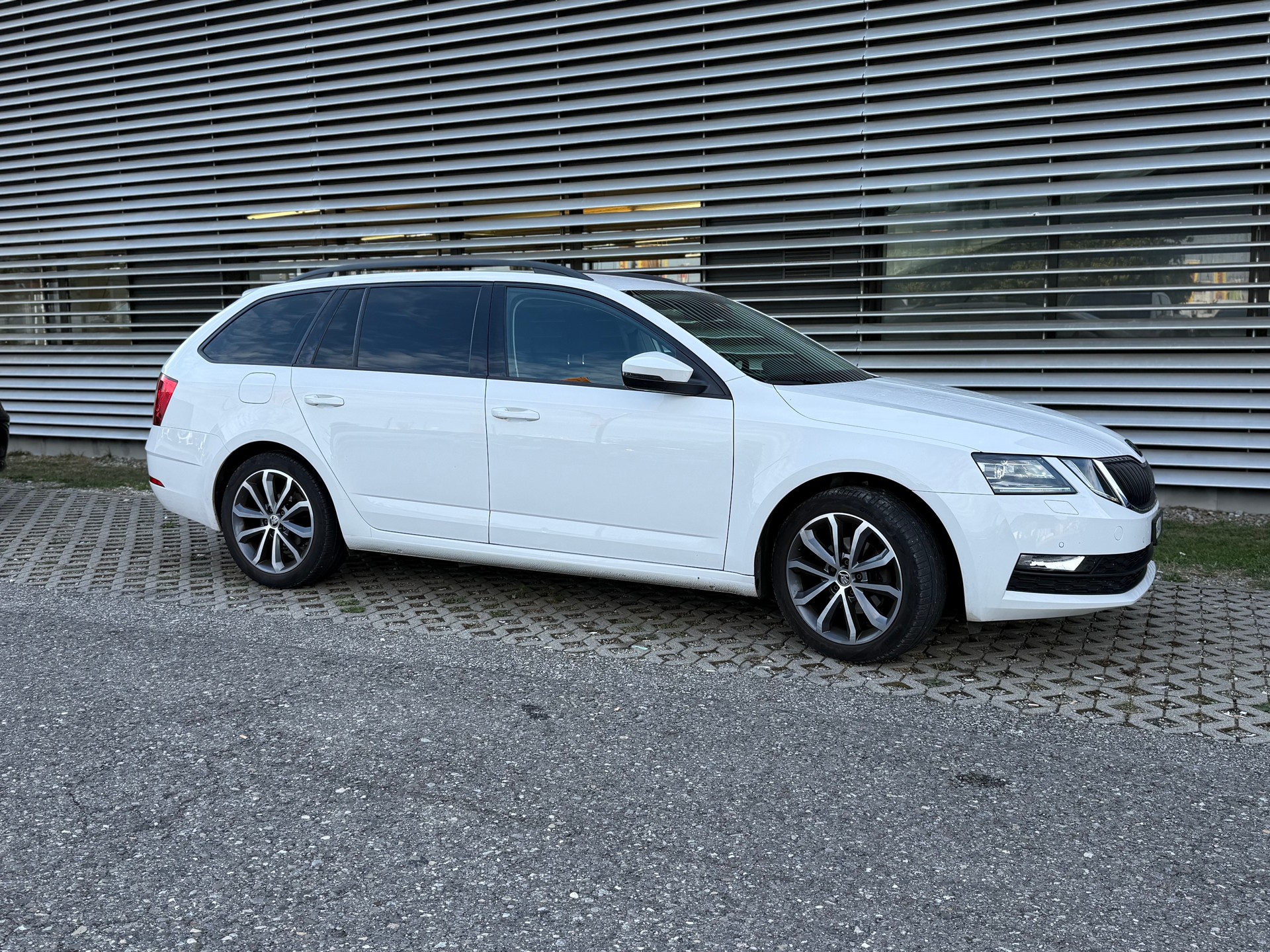 SKODA Octavia Combi 1.6 TDI Ambition-image-1