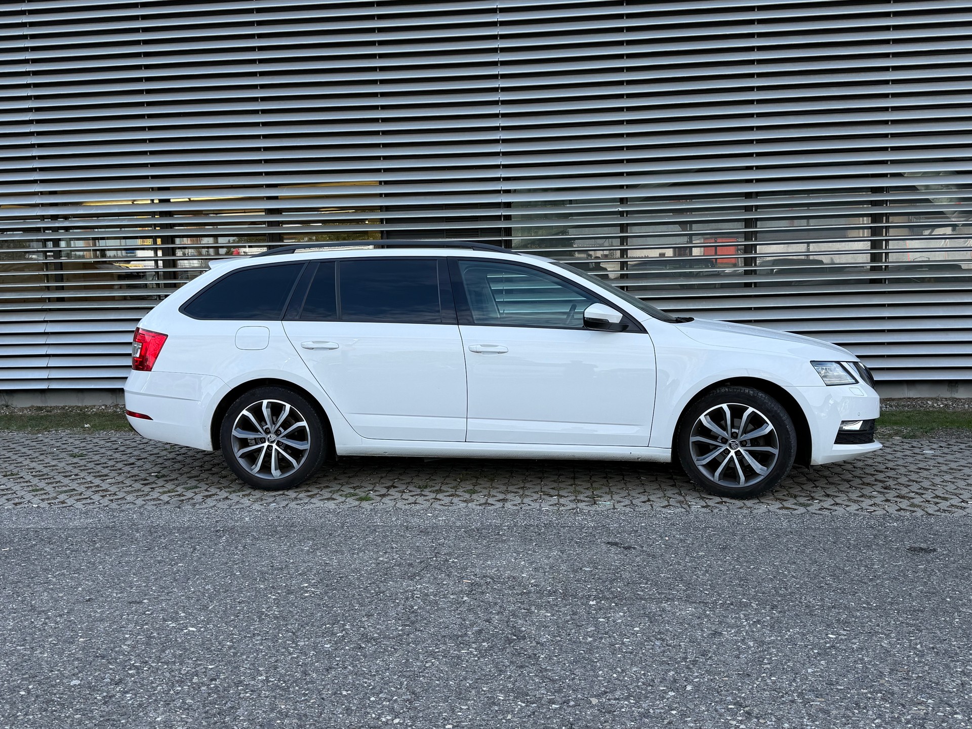SKODA Octavia Combi 1.6 TDI Ambition-image-2