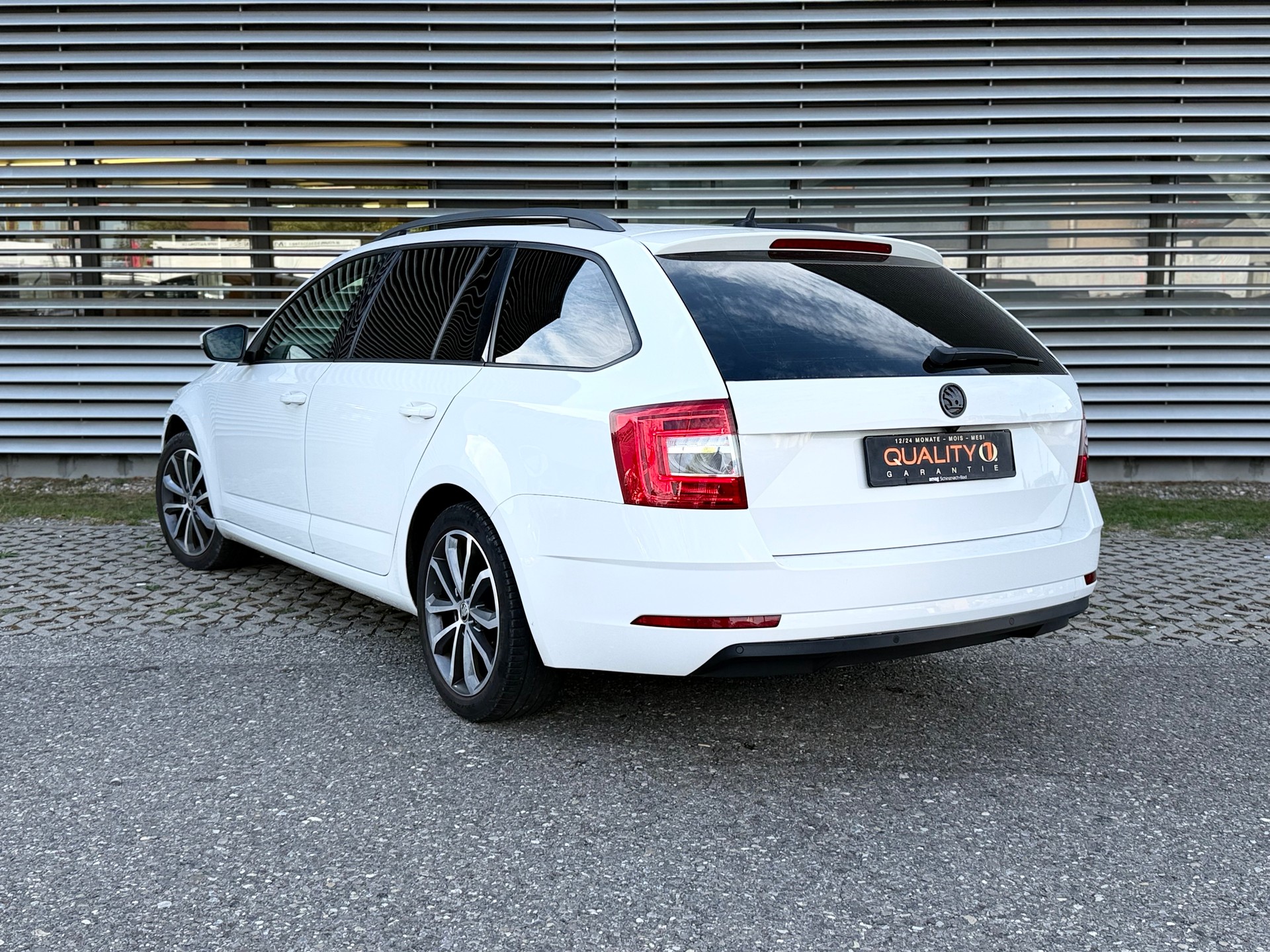 SKODA Octavia Combi 1.6 TDI Ambition-image-12
