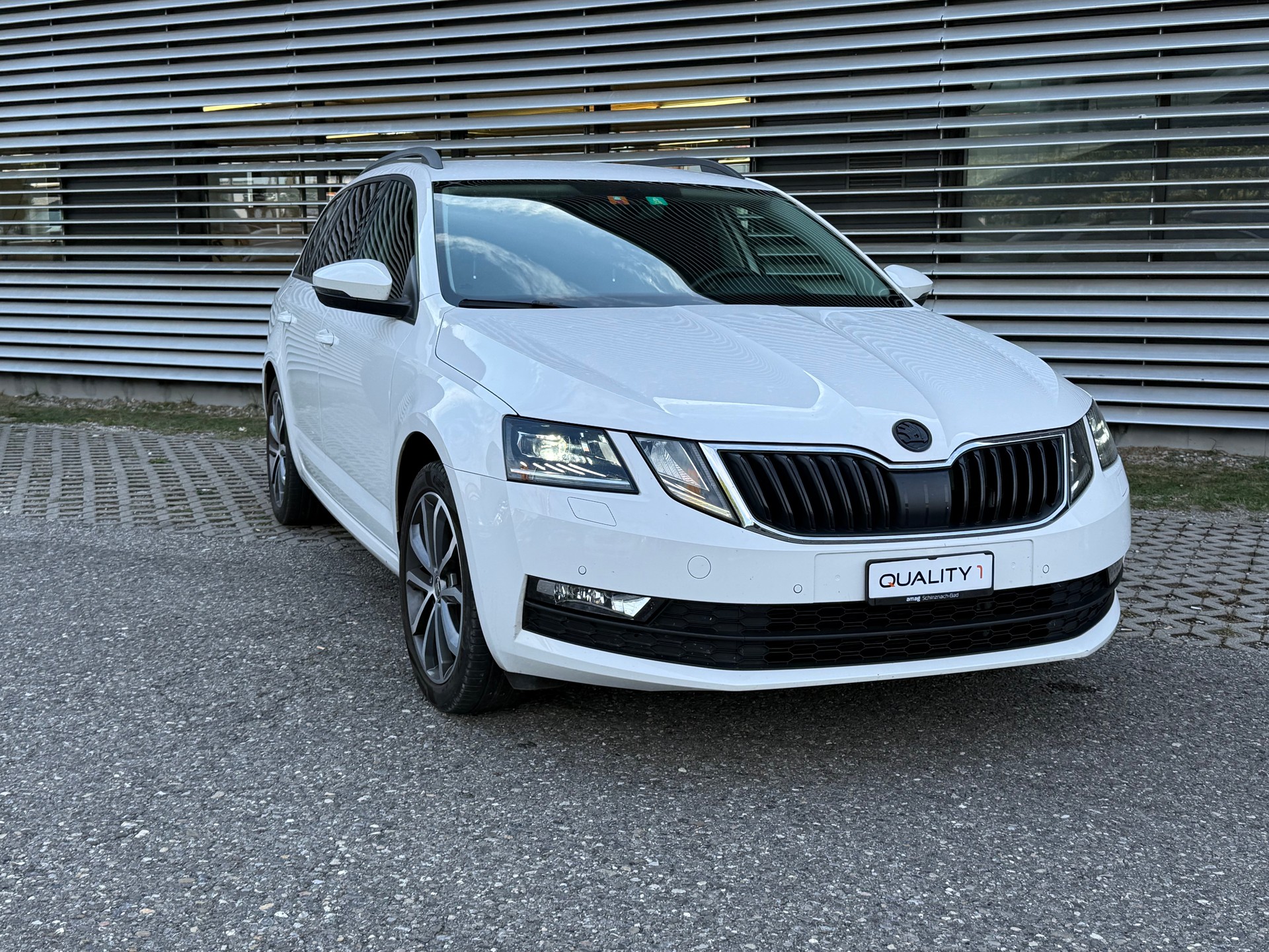 SKODA Octavia Combi 1.6 TDI Ambition-image-4