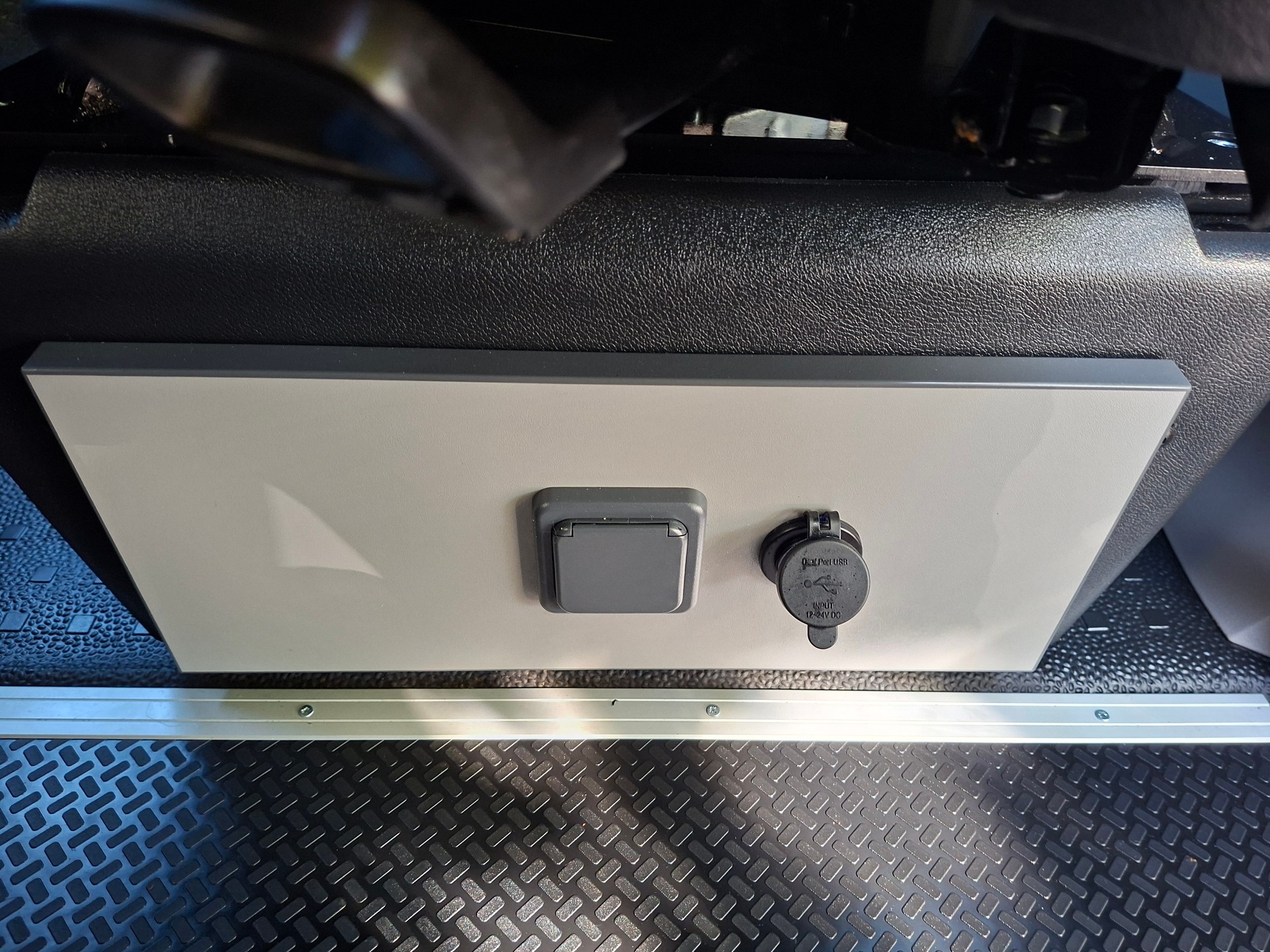 VW T6 2.0 TDI 150PS DSG AUTOMAT MareMonti COMFORT Camper 5Sitze-image-10