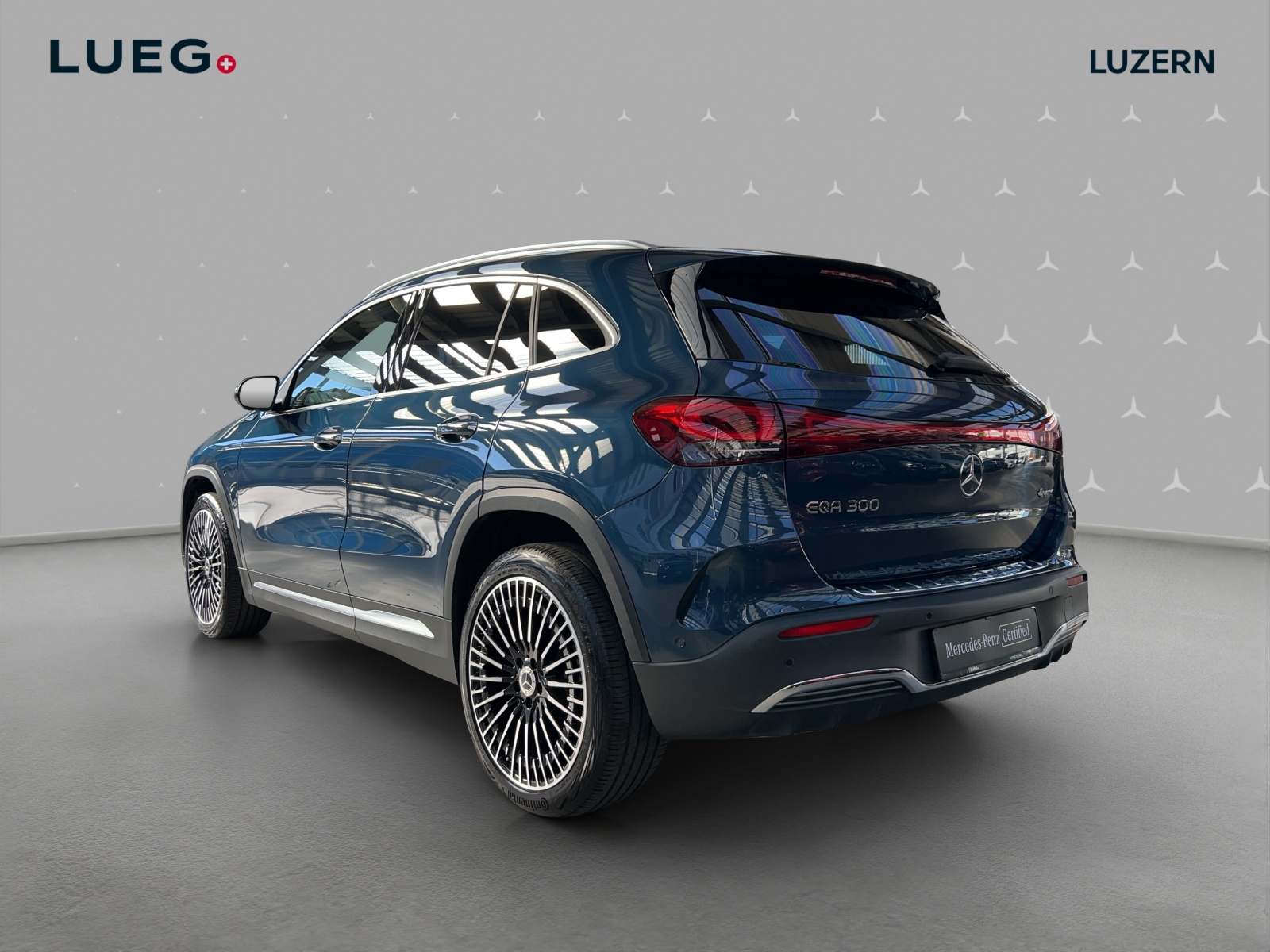 MERCEDES-BENZ EQA 300 AMG Line 4Matic-image-2