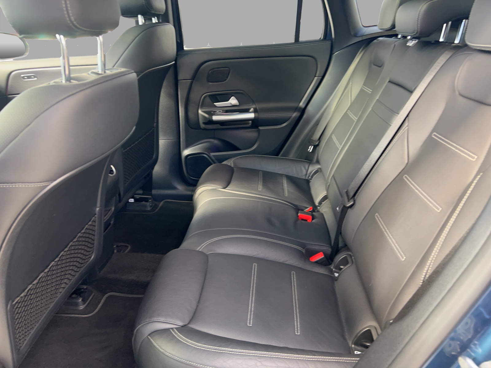 MERCEDES-BENZ EQA 300 AMG Line 4Matic-image-13