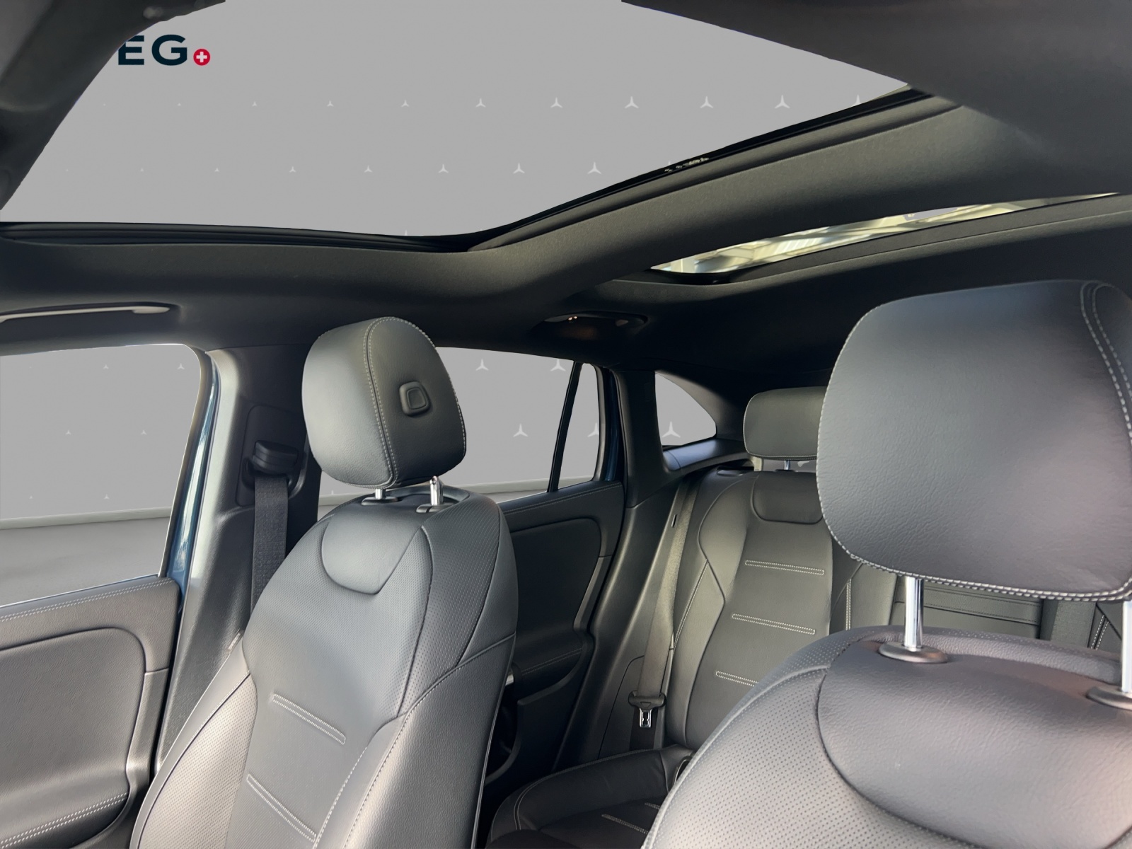 MERCEDES-BENZ EQA 300 AMG Line 4Matic-image-8