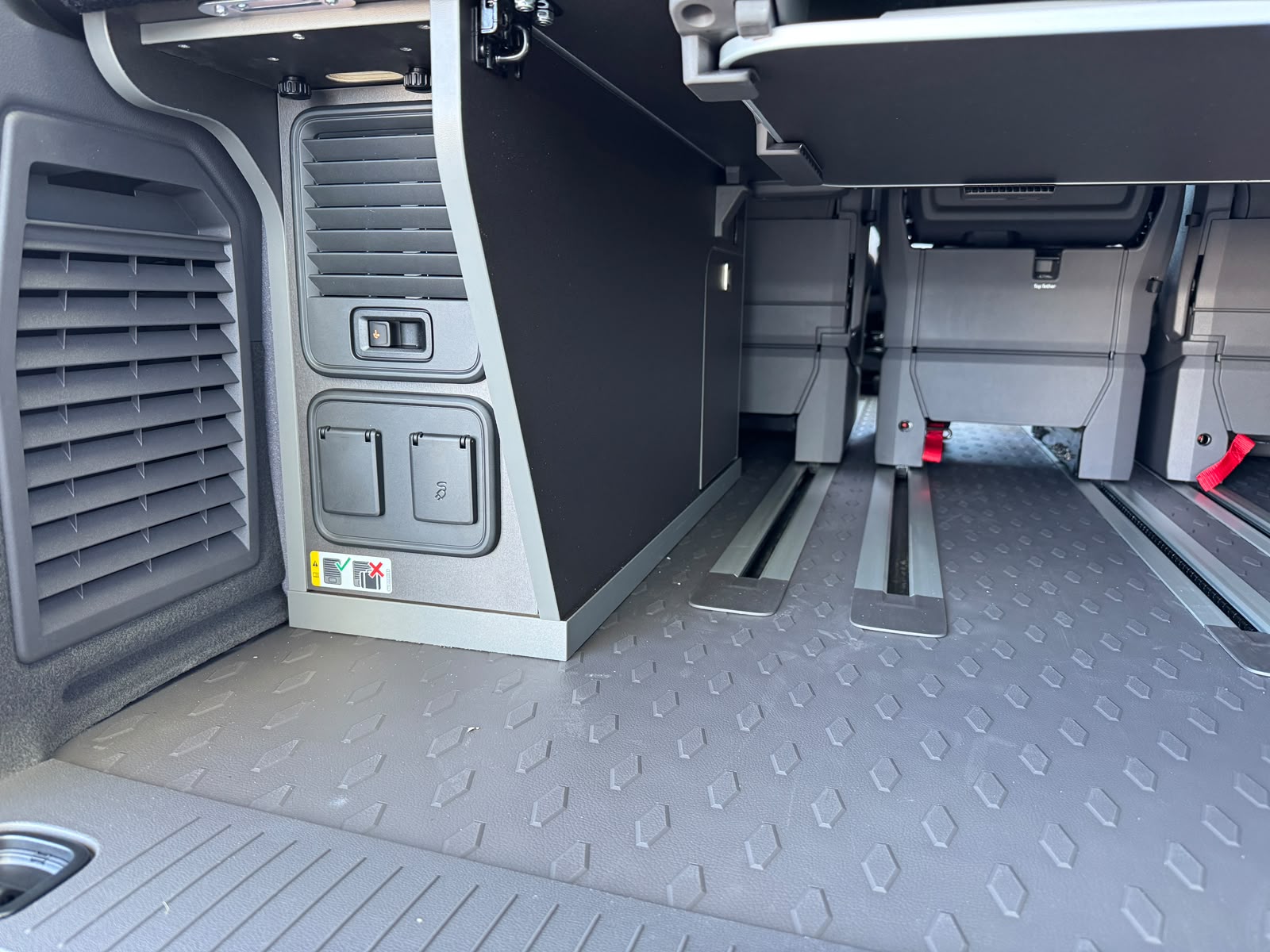 VW California eHybrid 4x4 Beach Tour Liberty 4Motion mit 5-Sitzplätzen-image-8