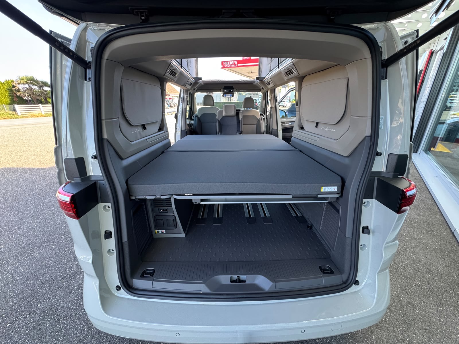 VW California eHybrid 4x4 Beach Tour Liberty 4Motion mit 5-Sitzplätzen-image-7