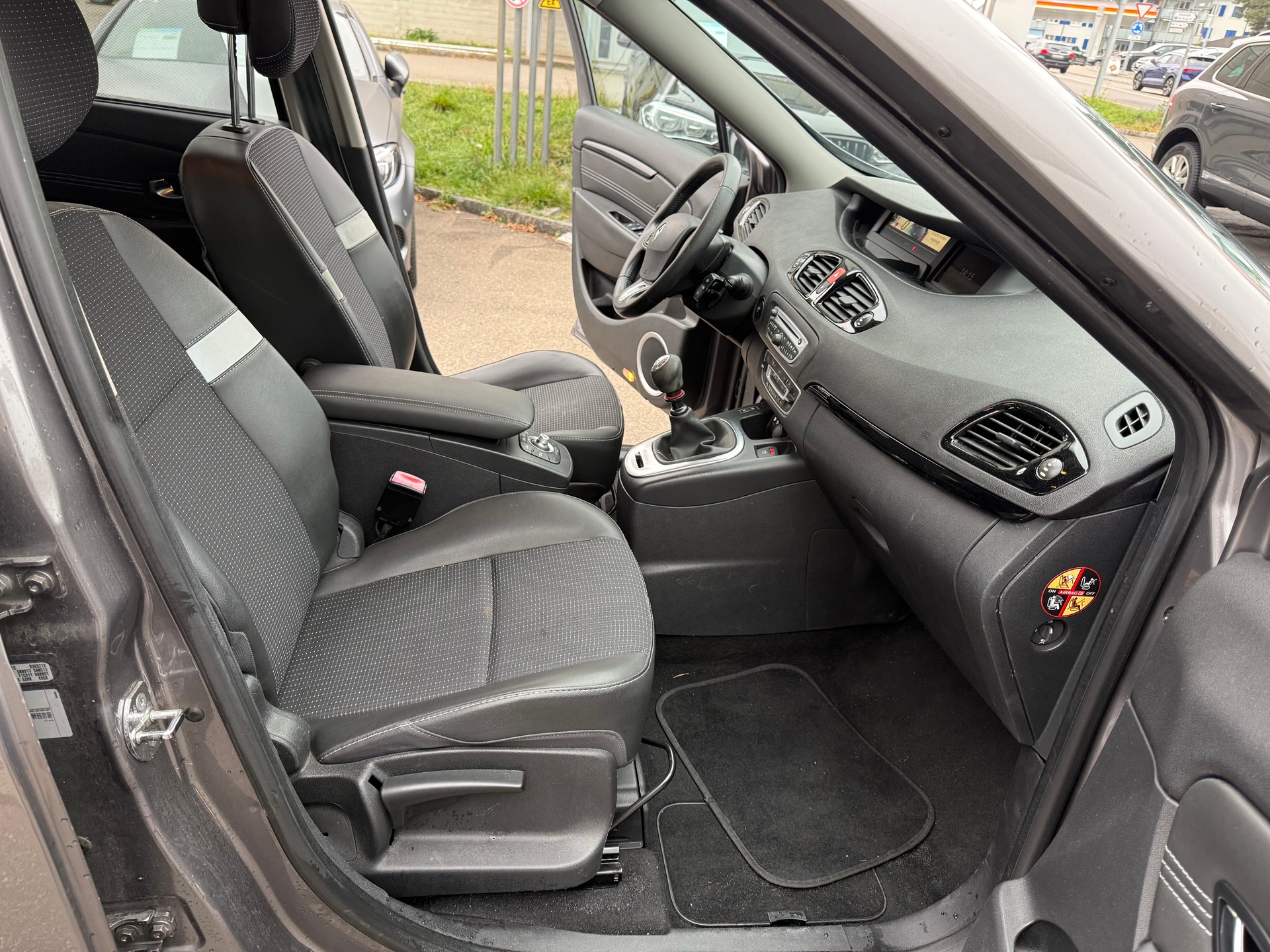 RENAULT Scénic 1.9 dCi Dynamique-image-9