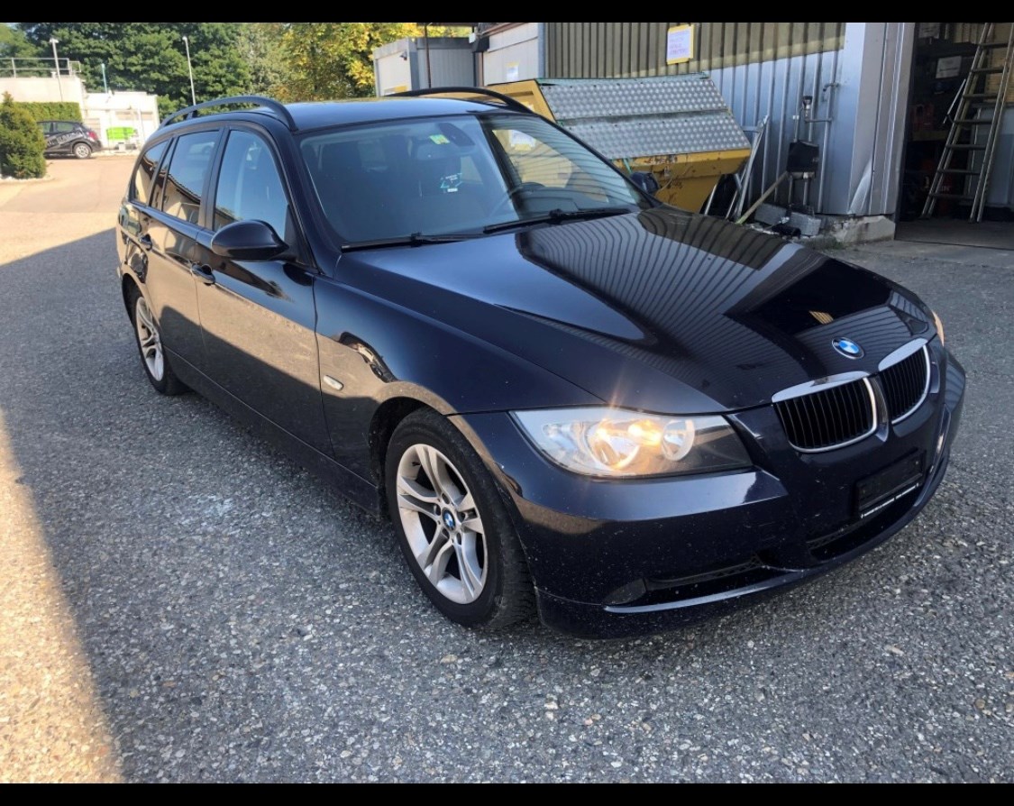 BMW 320i Touring-image-1