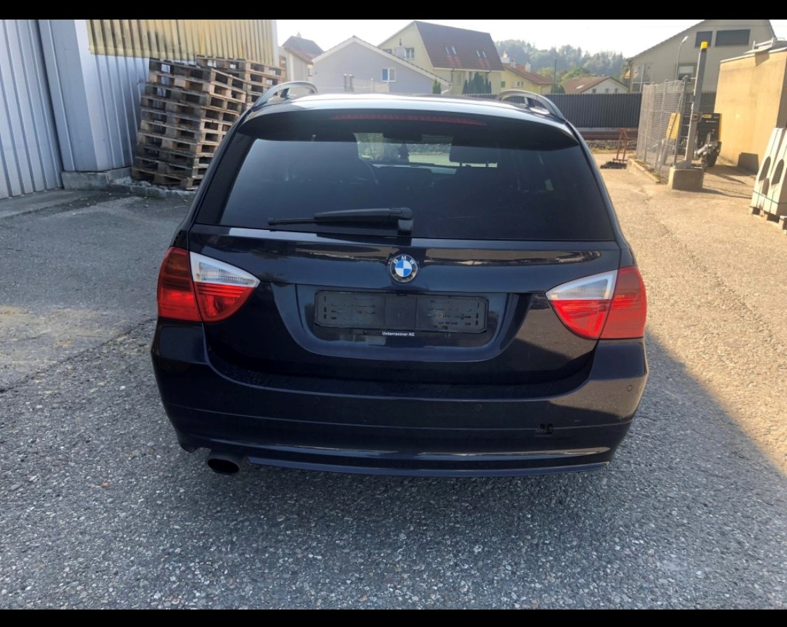 BMW 320i Touring-image-2