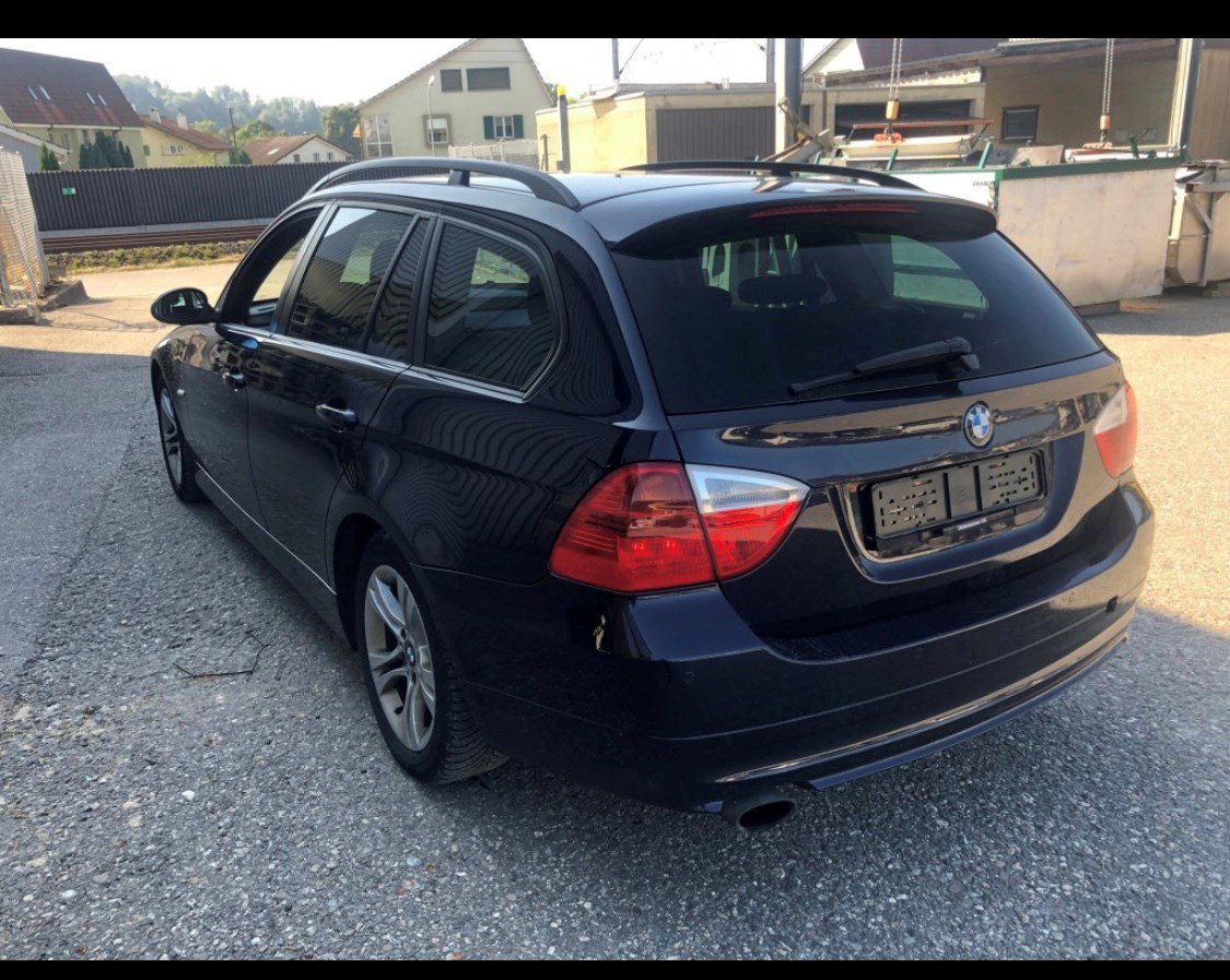 BMW 320i Touring-image-3