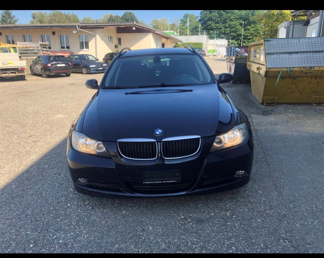 BMW 320i Touring-image-0