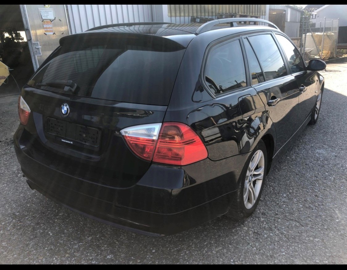 BMW 320i Touring-image-6