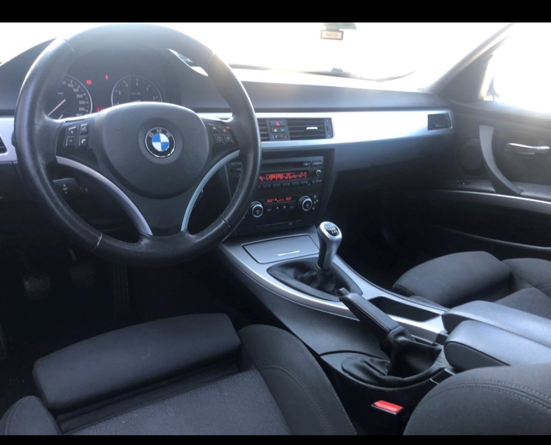 BMW 320i Touring-image-7