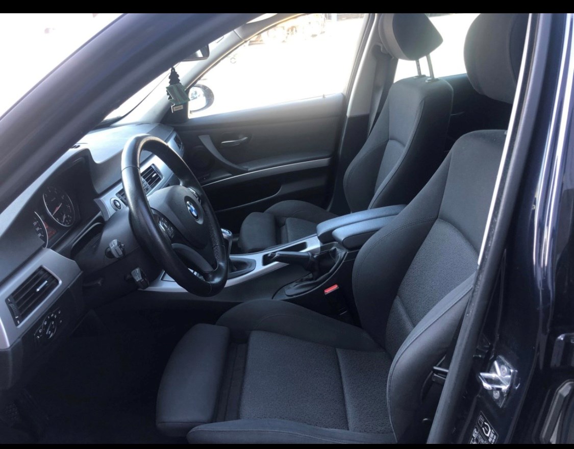 BMW 320i Touring-image-8