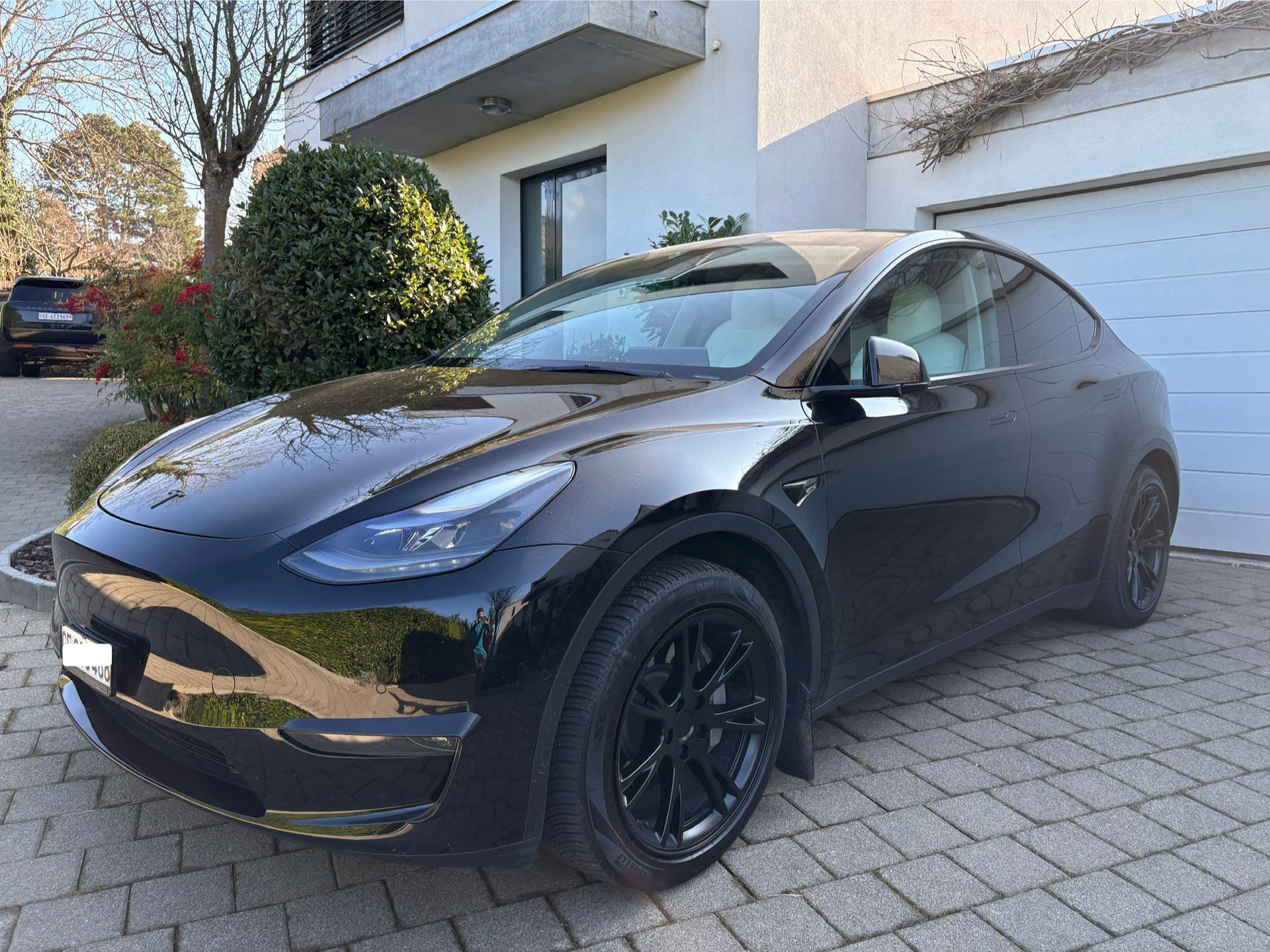 TESLA Model Y AWD Long Range + tow bar