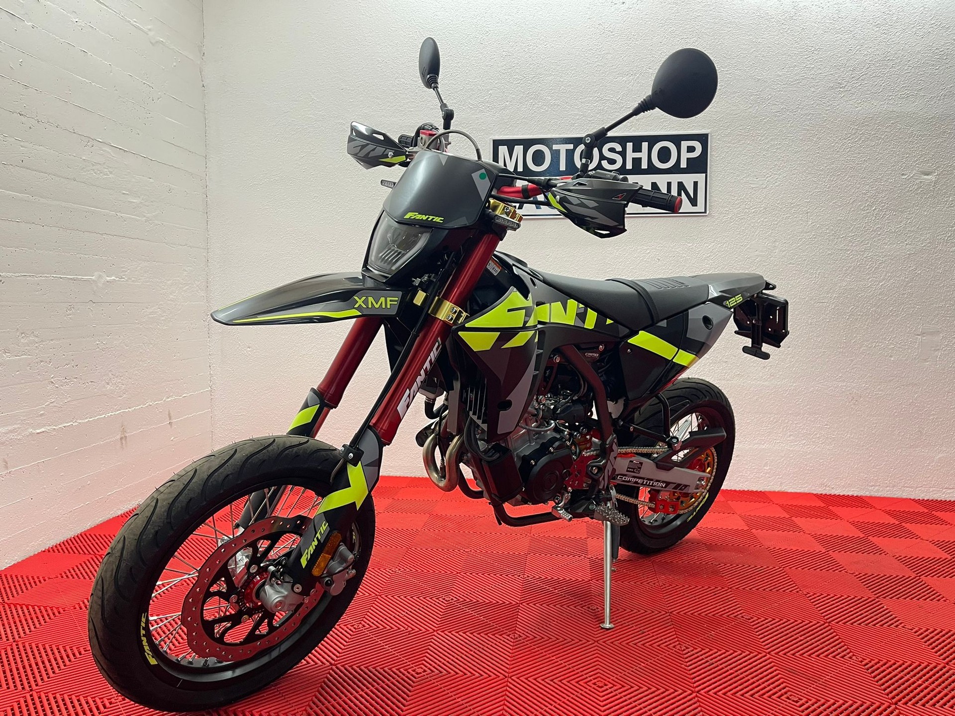 FANTIC XMF 125 Motard-showroom-element-1