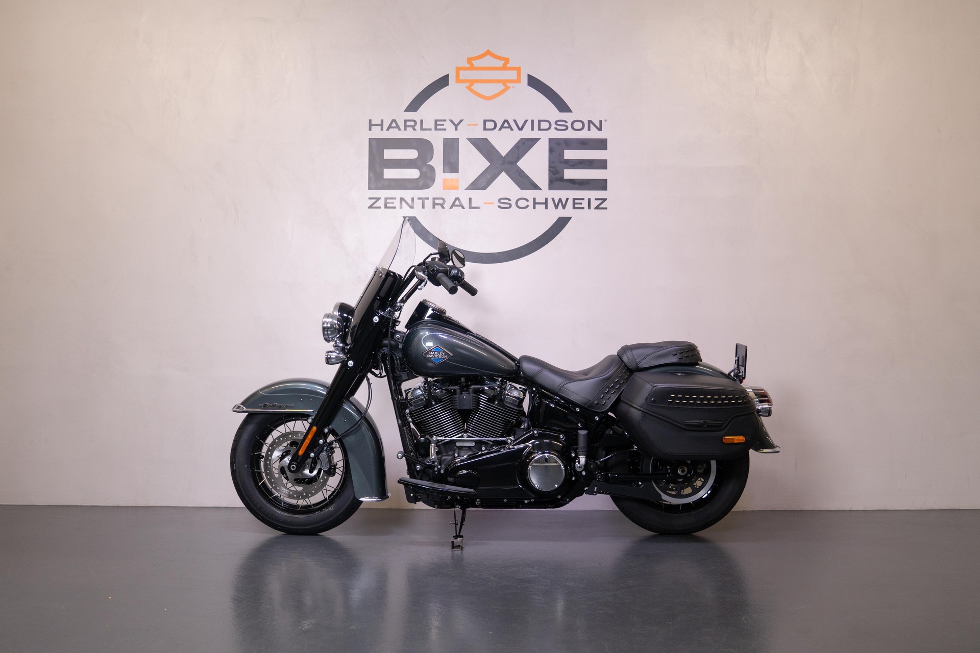 HARLEY-DAVIDSON FLHCS Heritage Classic 117-showroom-element-1