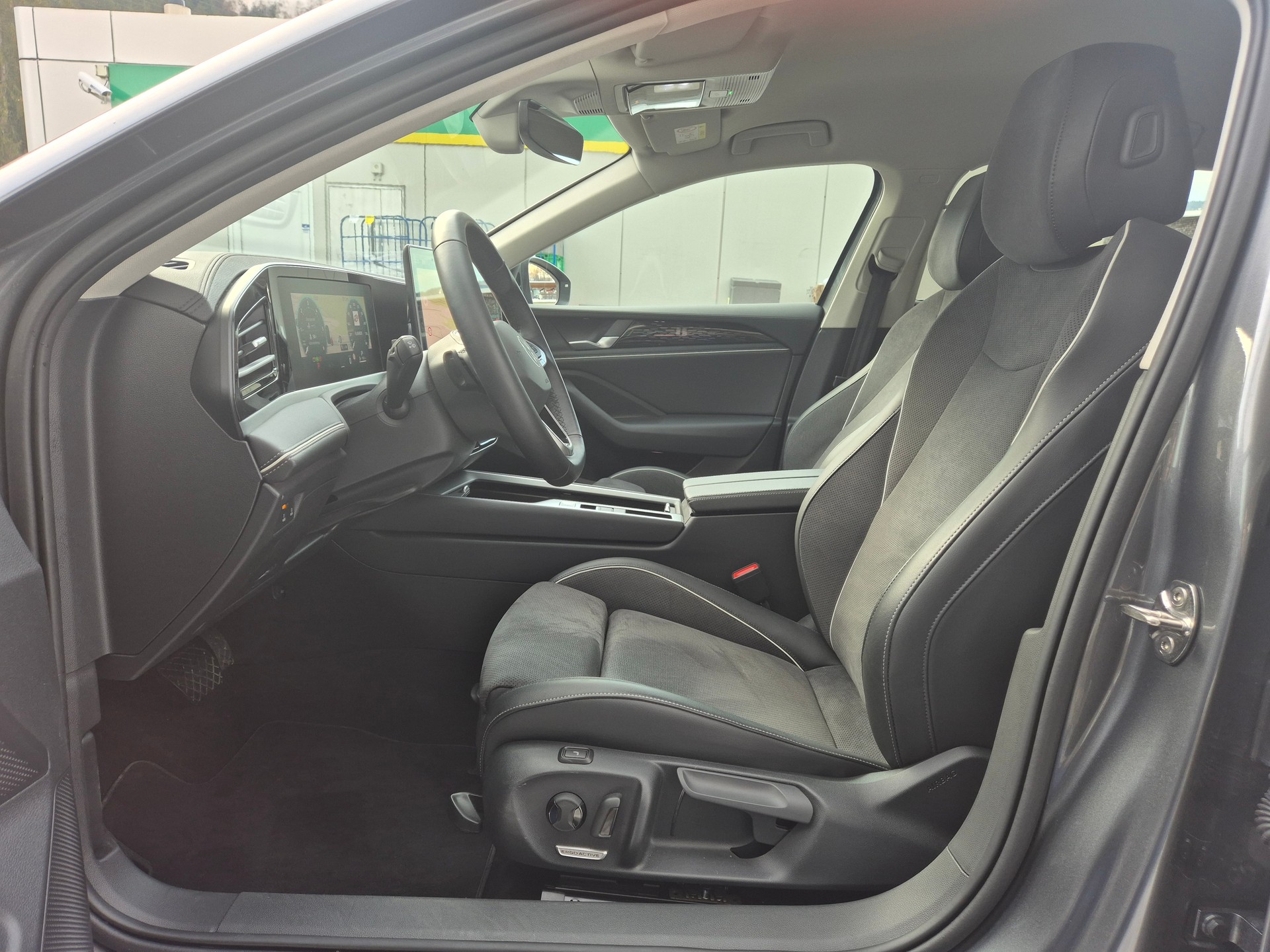 VW Passat Variant 2.0 TDI evo Business 4 Motion DSG-image-7