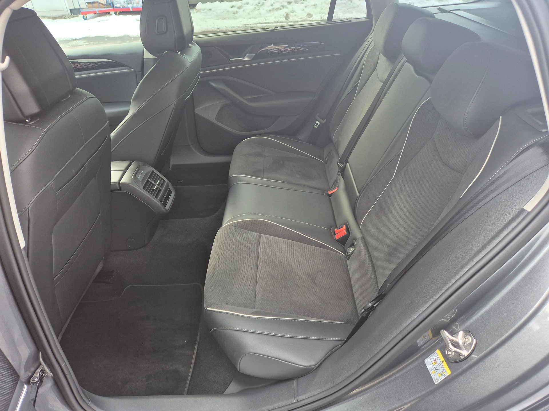 VW Passat Variant 2.0 TDI evo Business 4 Motion DSG-image-8