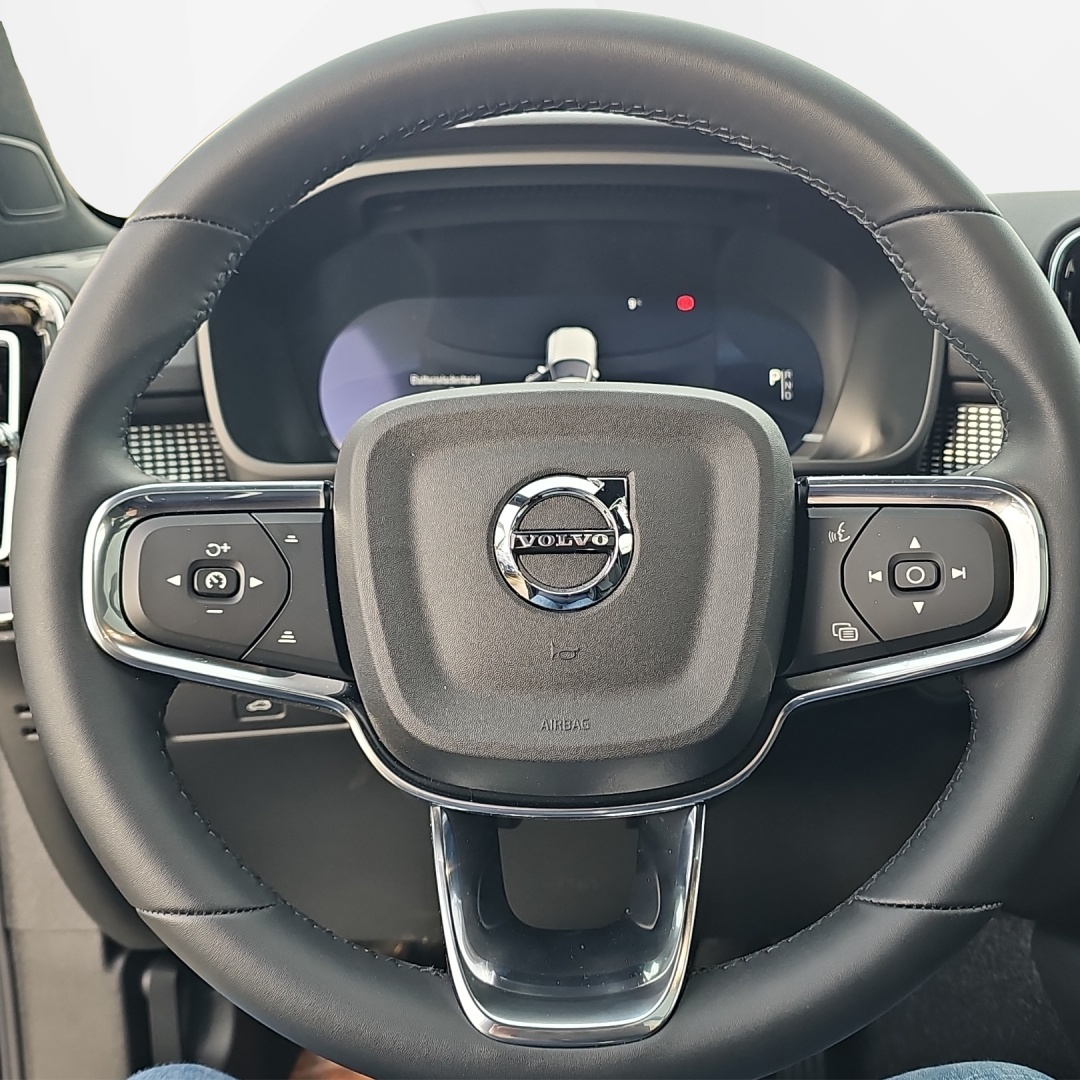 VOLVO EX40 82kWh Twin Motor Performance AWD Xcentric Black Edition-image-14