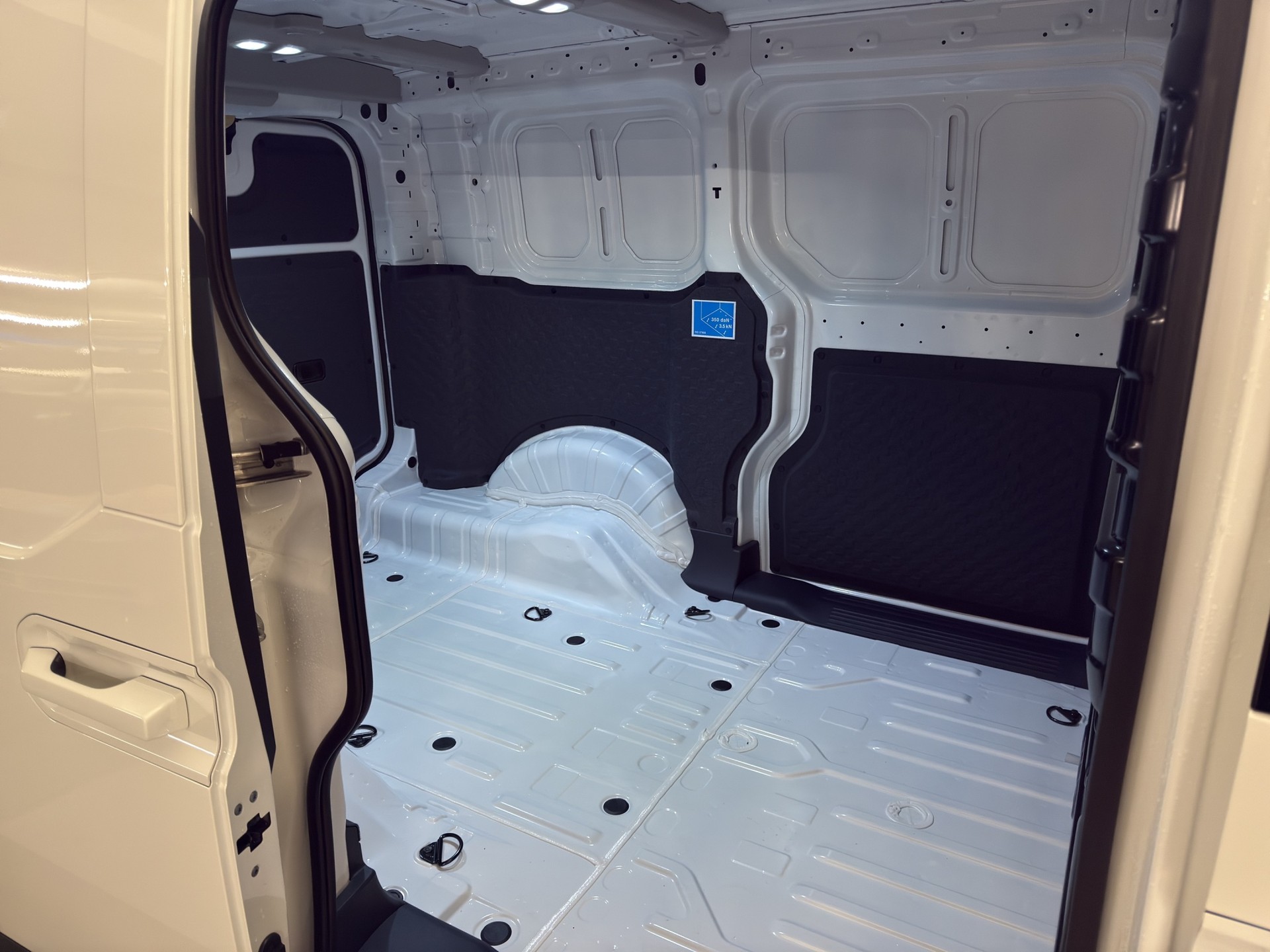KIA PV5 Cargo 71.2 kWh Plus-image-10