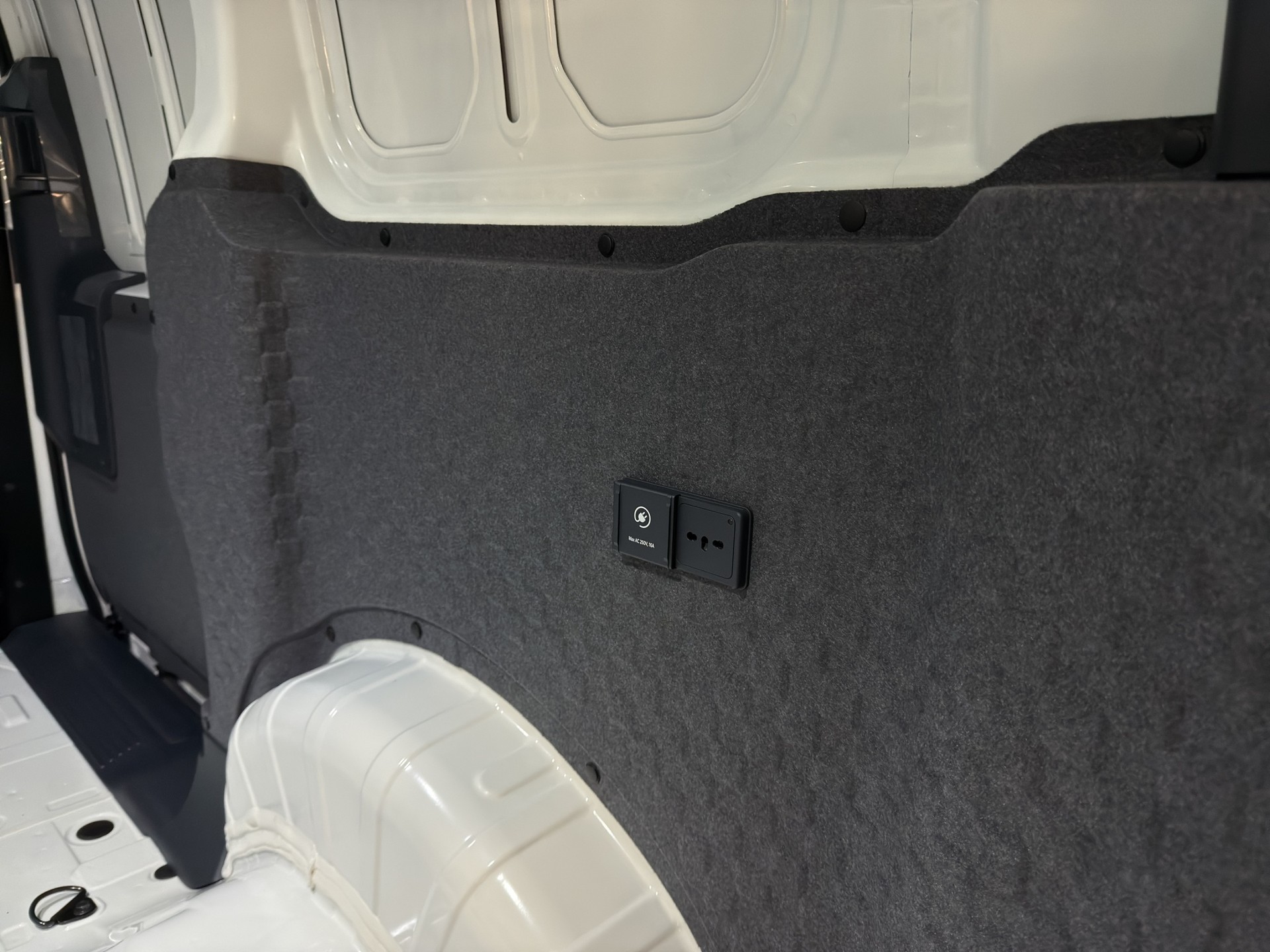 KIA PV5 Cargo 71.2 kWh Plus-image-11
