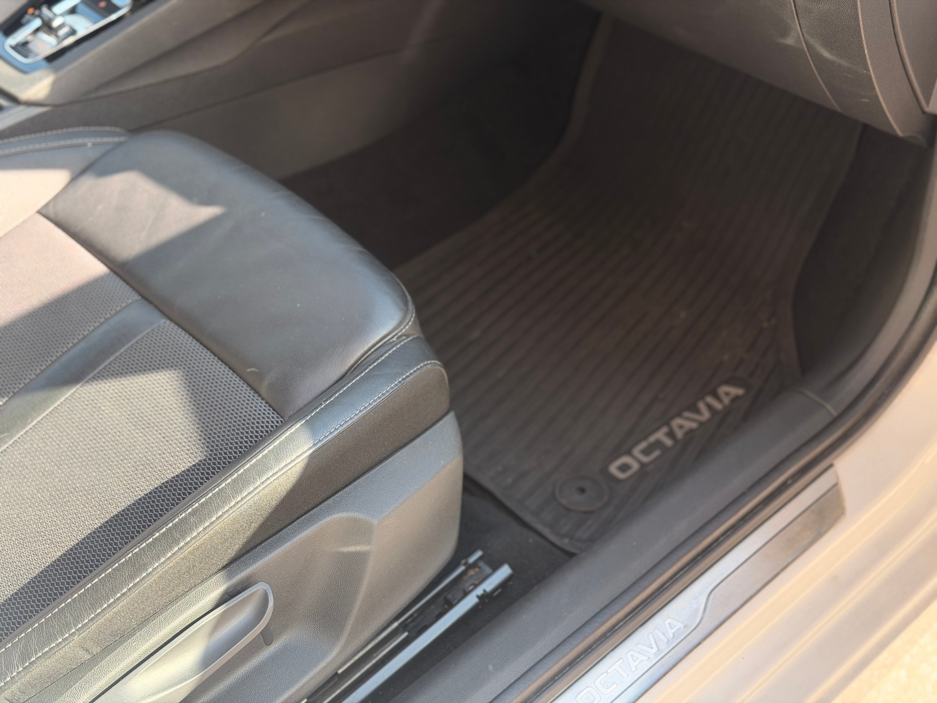 SKODA Octavia Combi 2.0 TDI DSG Ambition-image-25