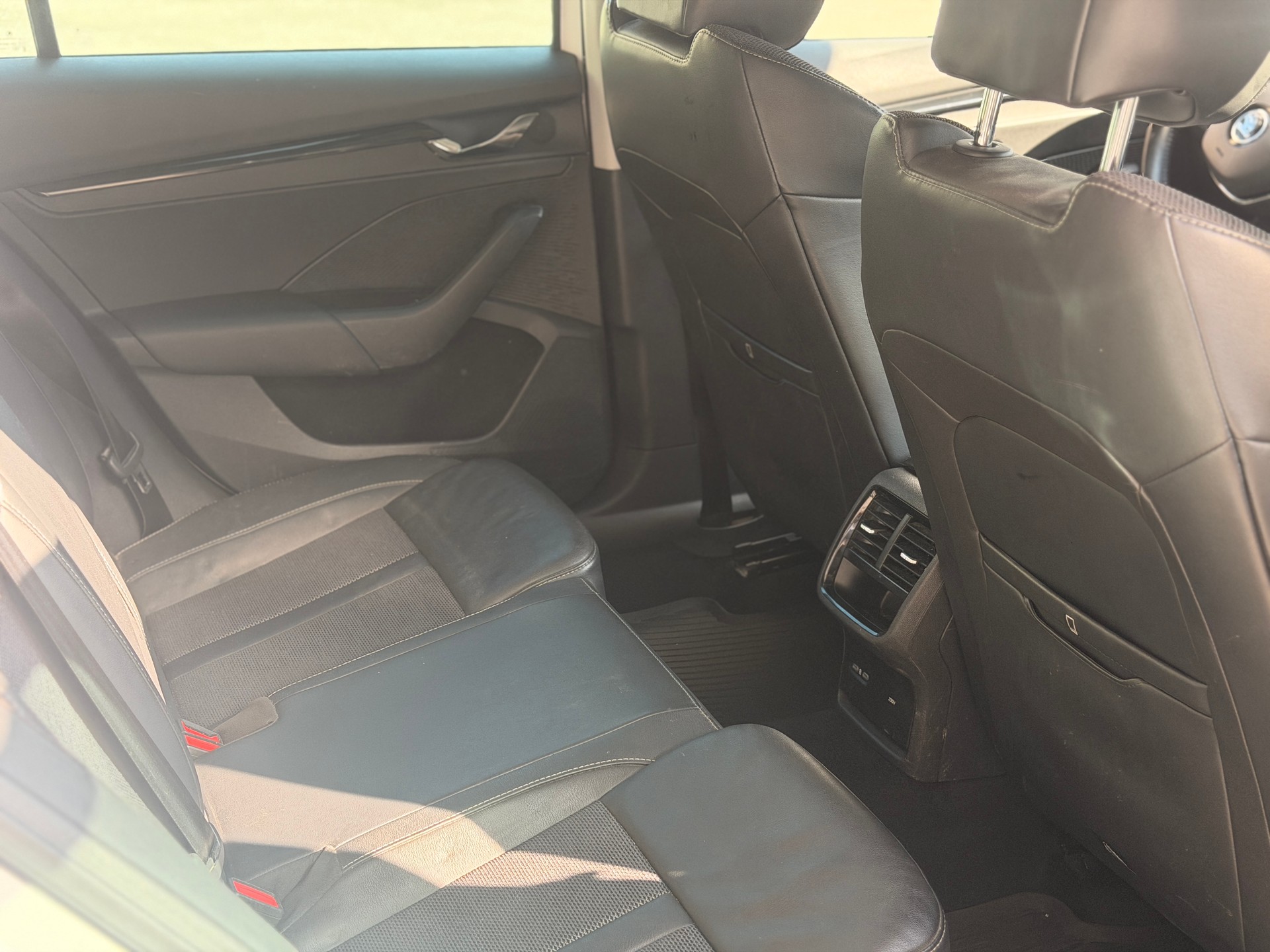 SKODA Octavia Combi 2.0 TDI DSG Ambition-image-19