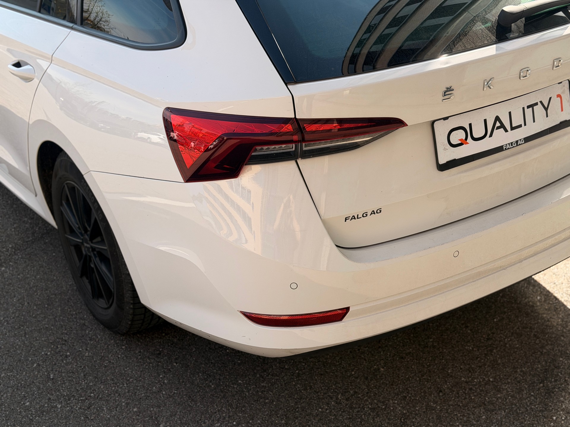 SKODA Octavia Combi 2.0 TDI DSG Ambition-image-12